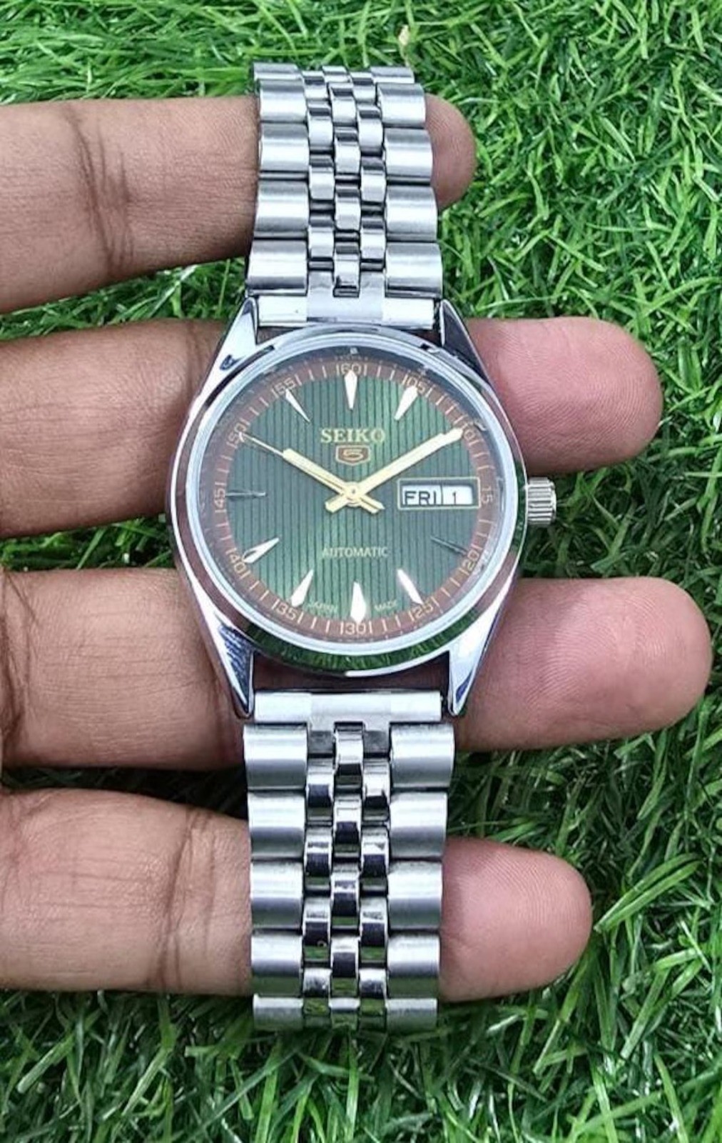 Vintage Seiko 5 Automatic Men steel Day Date 17 jewel Refurbished Japanese wrist