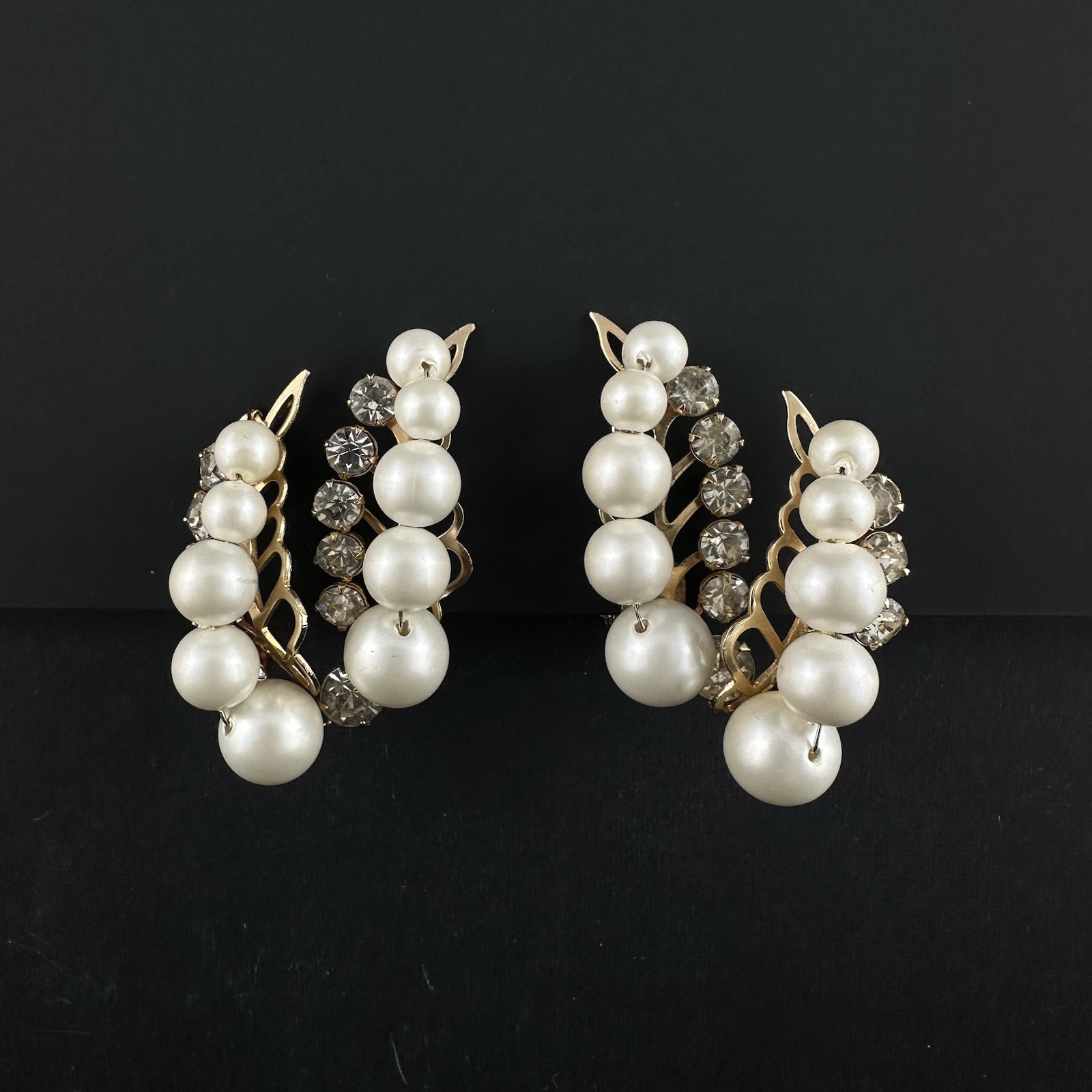 VTG Faux Pearl/Rhinestone Cluster Clip-On Earrings Gold Tone Statement 2″ Hi