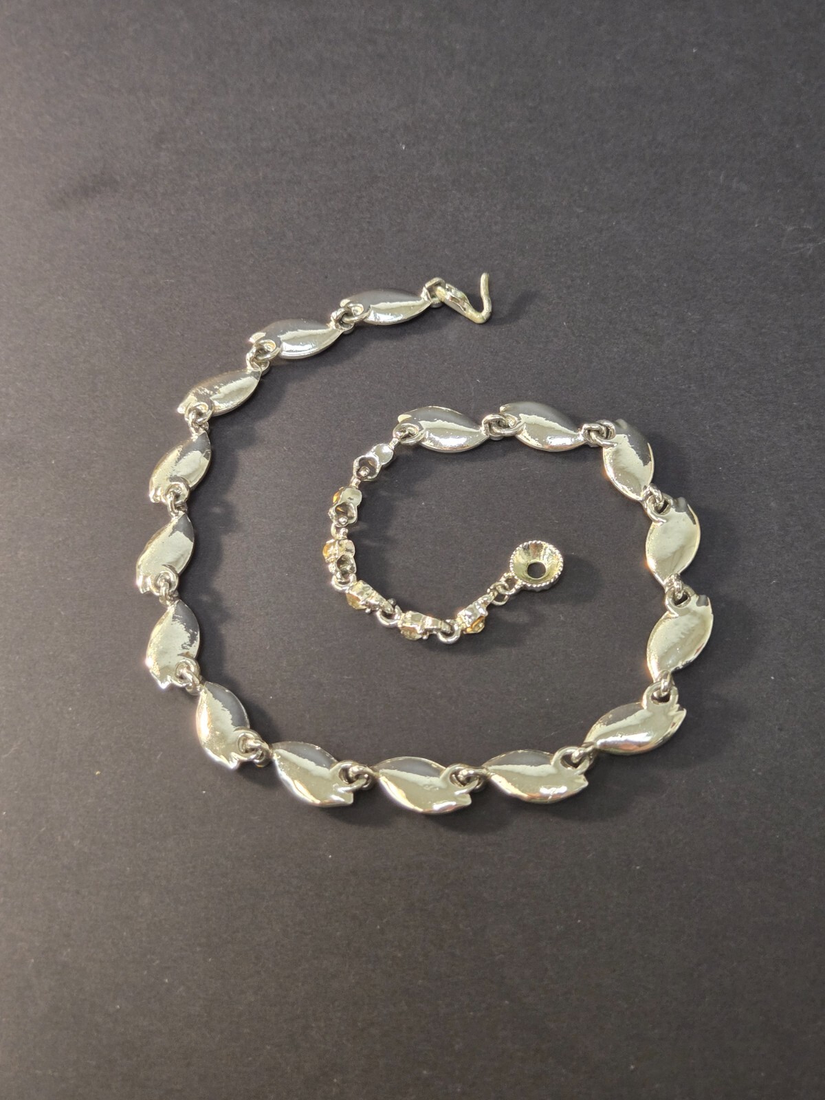 VTG Unbranded Necklace Linked Rhinestone Embedded Leaves 16″ SOLD AS IS