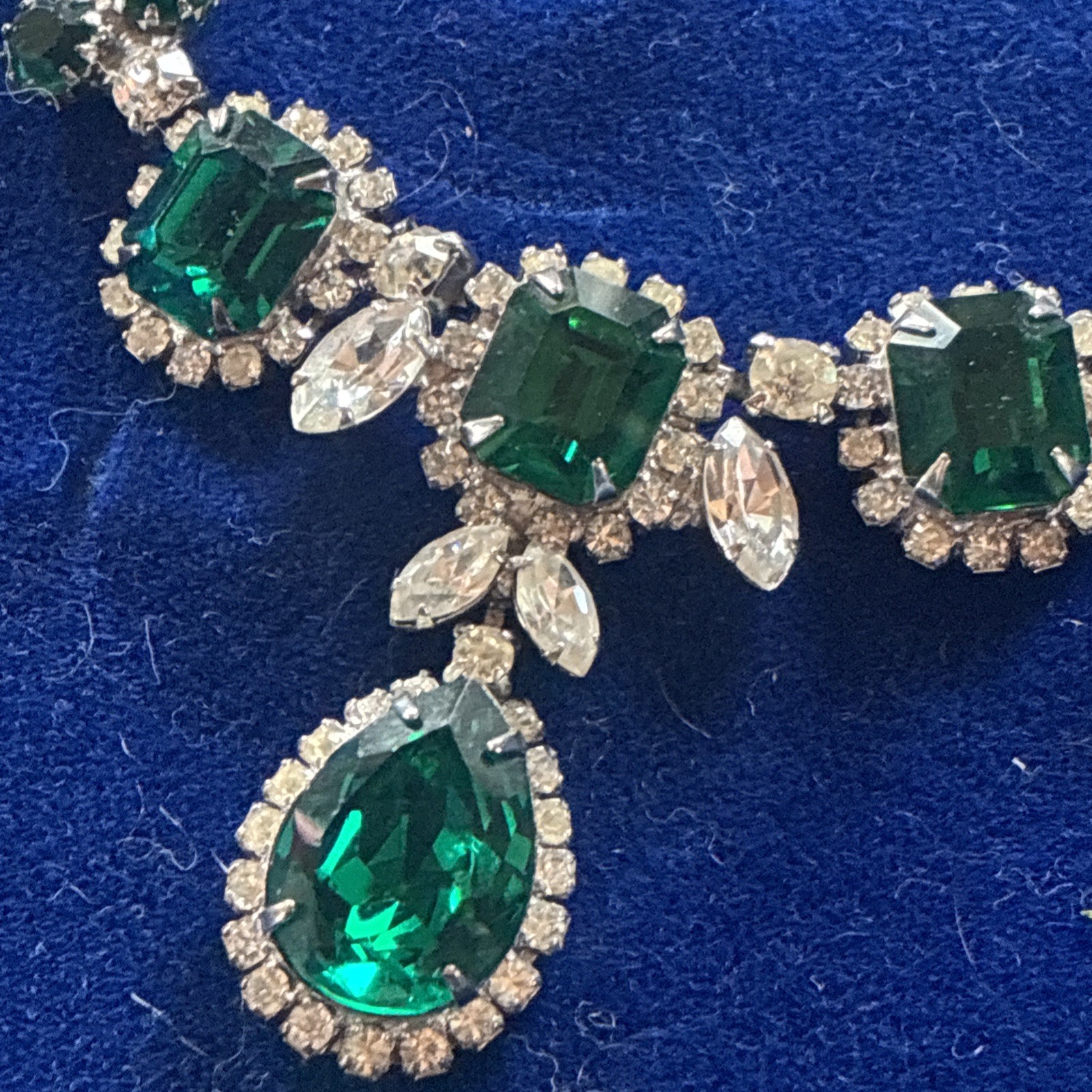 Exquisite matching necklace + earrings KRAMER of NY Emerald green RHINESTONE