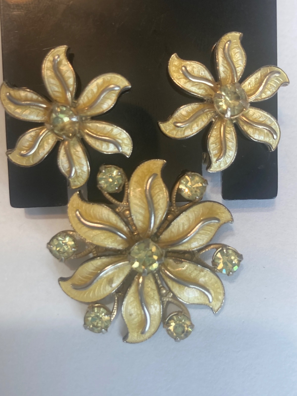 Vtg Enamel Flower Brooch and Screw Back Earrings Rhinestone Set -READ see pics