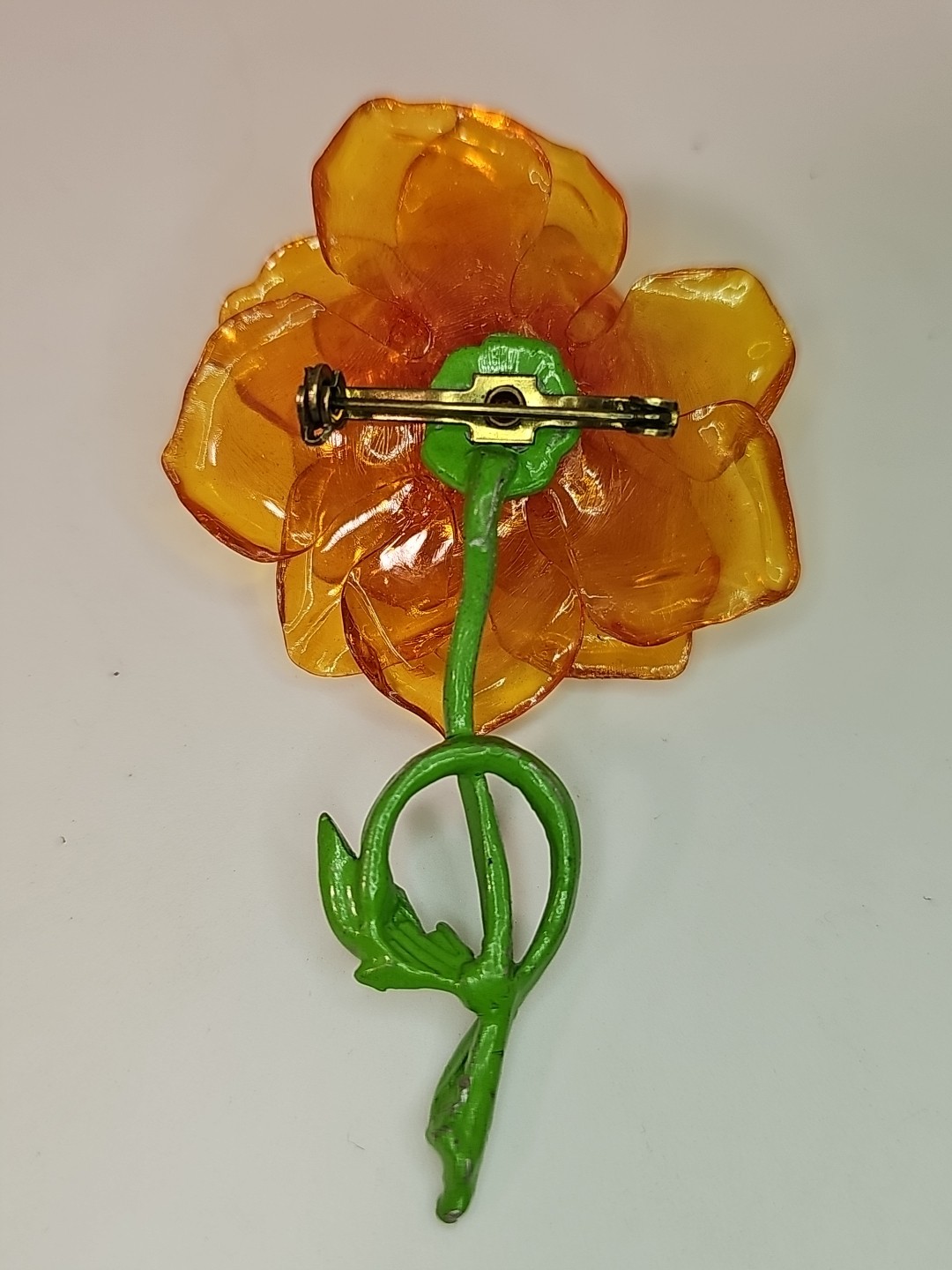 VTG CURLY AMBER CELLULOSE ACETATE ROSE FLOWER HI-RELIEF ENAMEL BROOCH PIN 3.5″