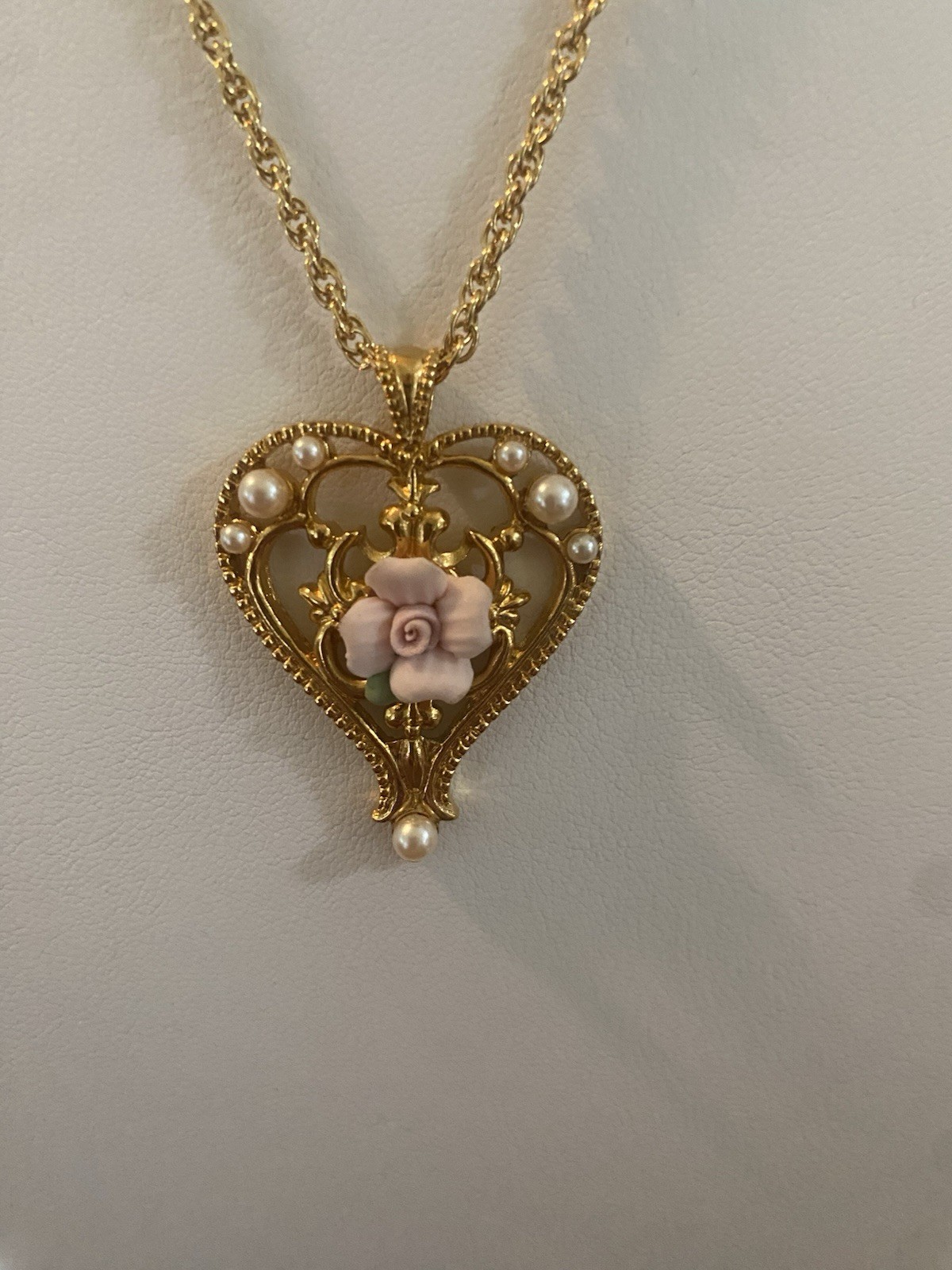 AVON~VTG 1990’s Victorian Style Heart Necklace With Pink Porcelain Rose-28″