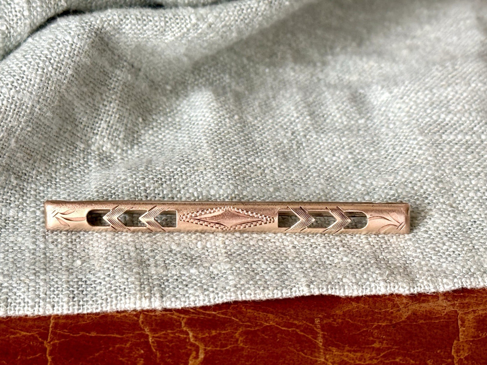Antique 10k Gold Top Bar Brooch Engraved Flower Design Edwardian Era FJ247
