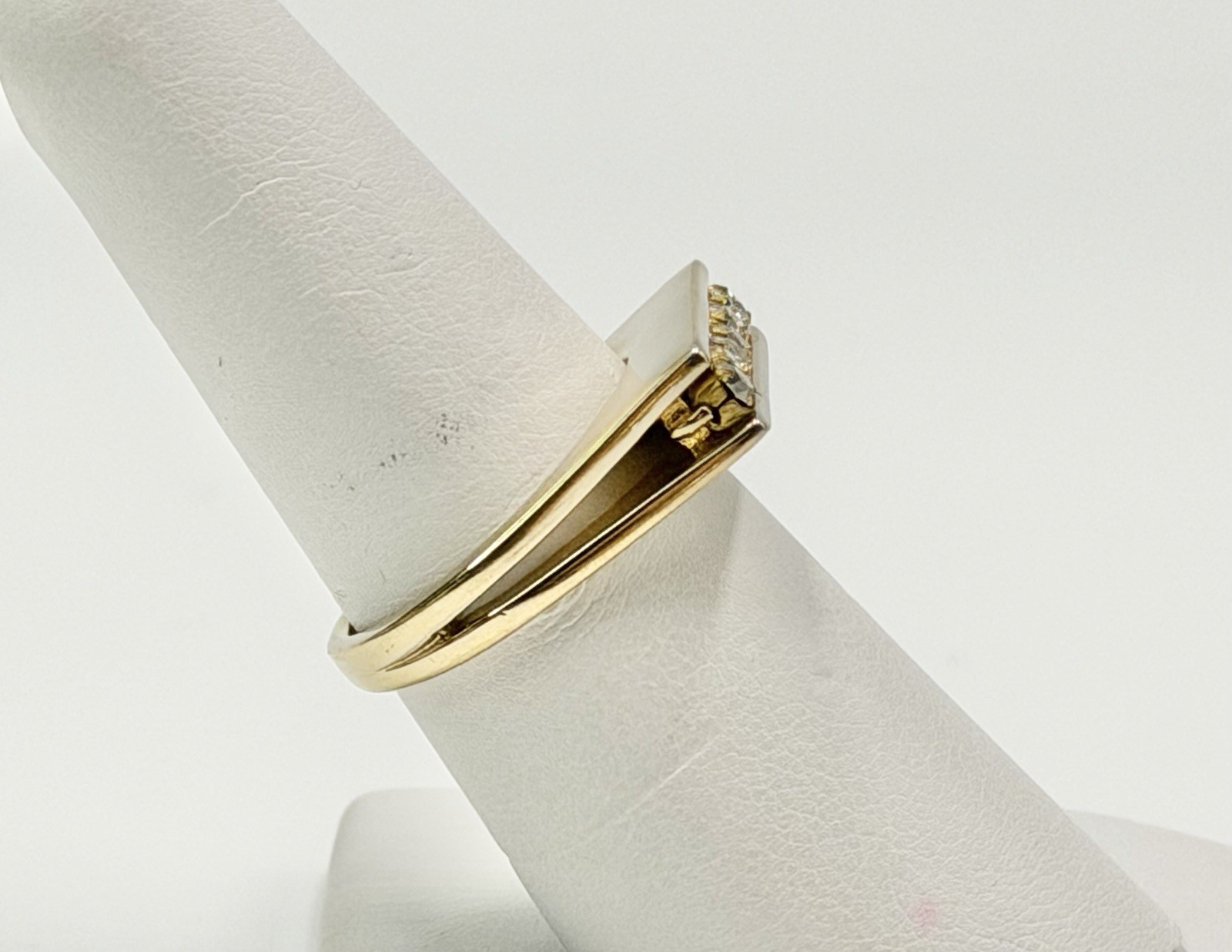 Vintage Ring Goldtone Clear Rinstones Marked 18kt HGE With A Crown Mark Sz 6.5