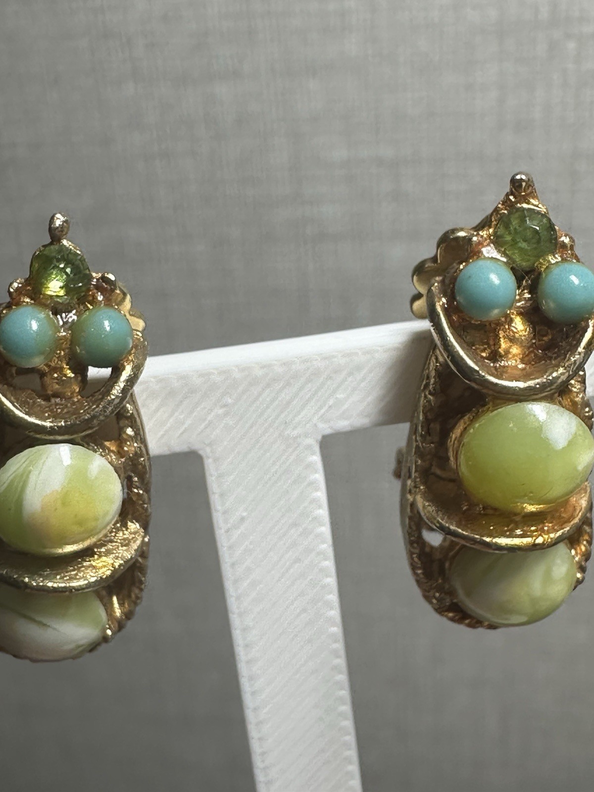 VTG Mid Century Cluster Clip On Earrings Faux Jade Turquoise Green Gold Unique