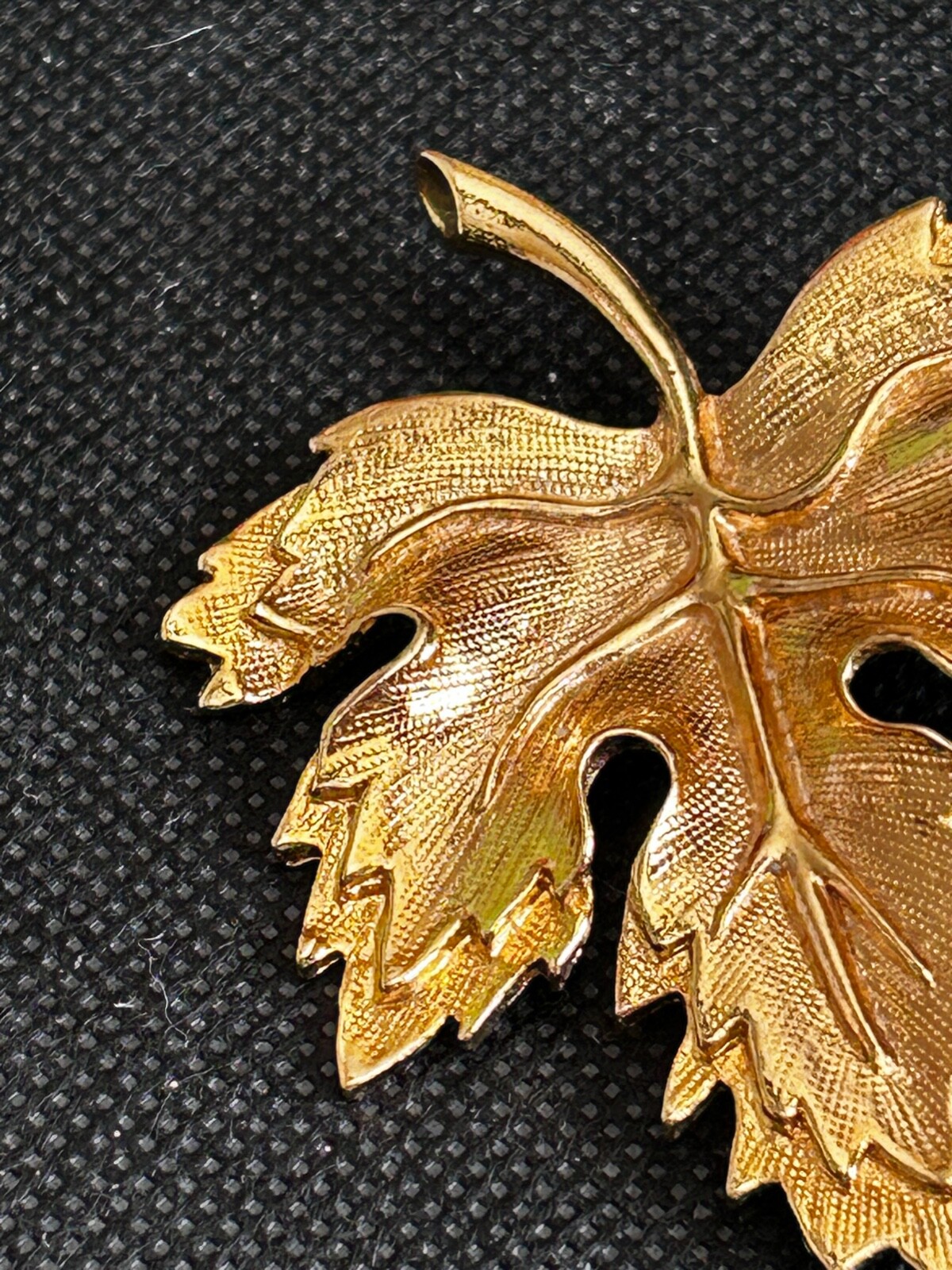Vintage Unsigned Gold Tone Maple Leaf Pin Brooch – Beautiful! – No Metal Wear