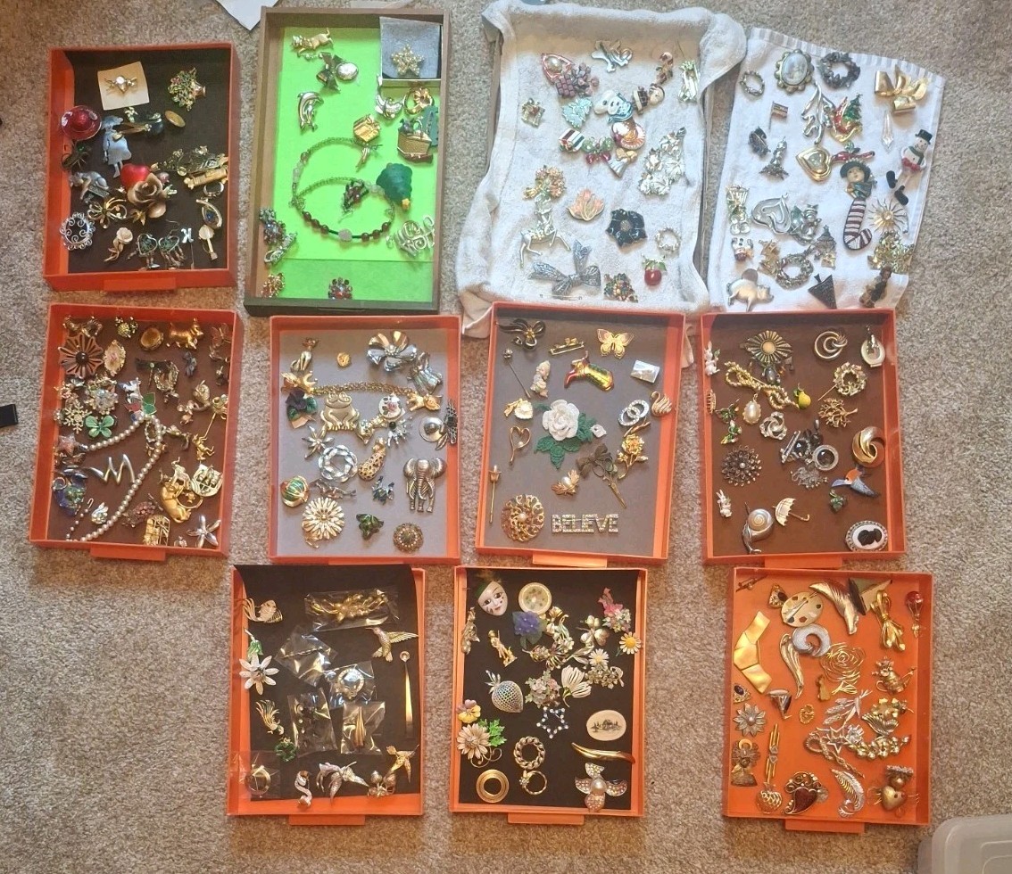 COSTUME JEWELERY LOT 200 + PIECES SOME SIGNED IN GOOD TO VERY GOOD CONDITION