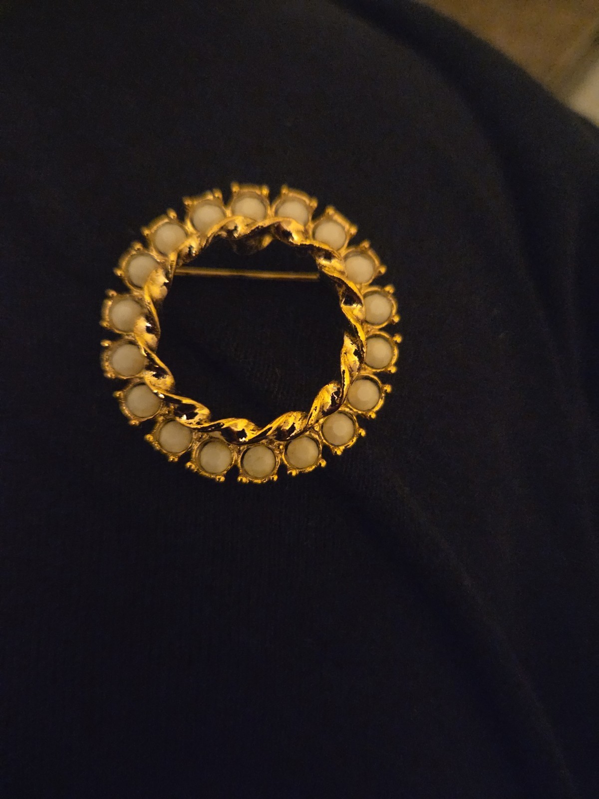 Vintage Signed Gerry’s White Milk Glass Wreath Brooch Pin Gold Tone