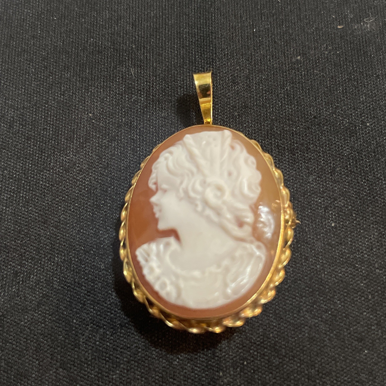 Vintage Estate 18K Solid Yellow Gold Carved Shell Cameo Pendant Italy Signed