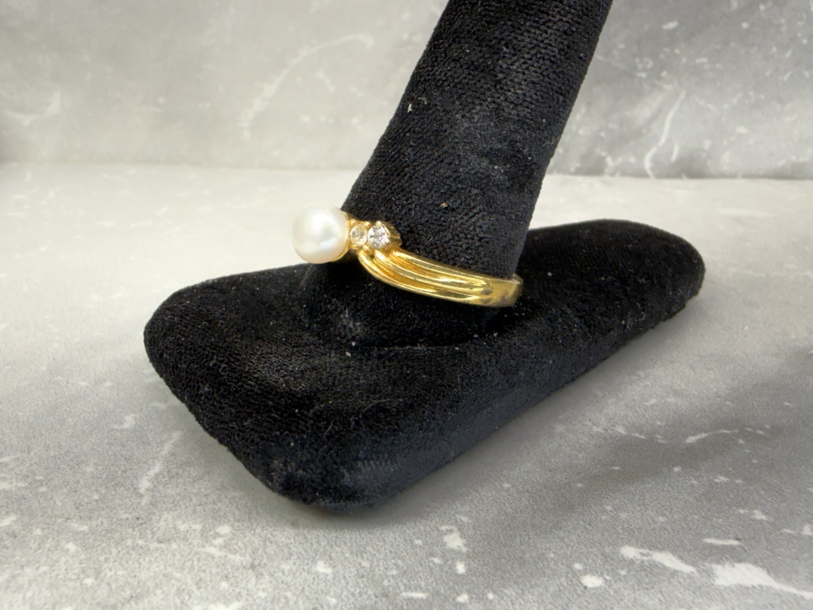 Vintage AVON Freshwater Pearl & Crystal Gold Tone Ring Size 11