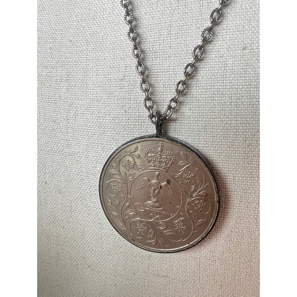 QEII Coin Pendant Necklace 1977 Queen Elizabeth II Jubilee