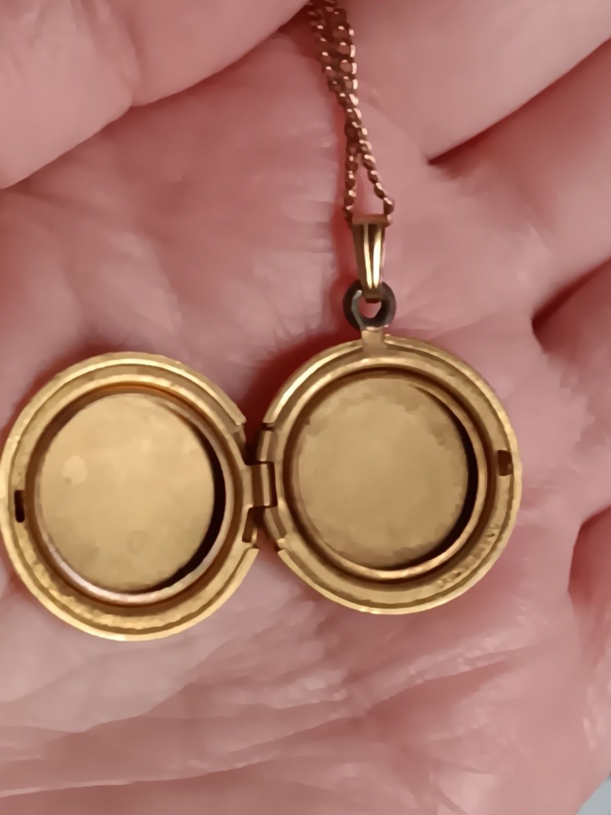 A&Z 1/20th 12k GF Gold Filled Round Locket Necklace Etched Shield Design 18″
