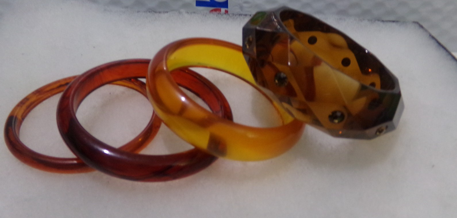 VINTAGE BROWN & ORANGE LUCITE BANGLE BRACELET LOT OF 4