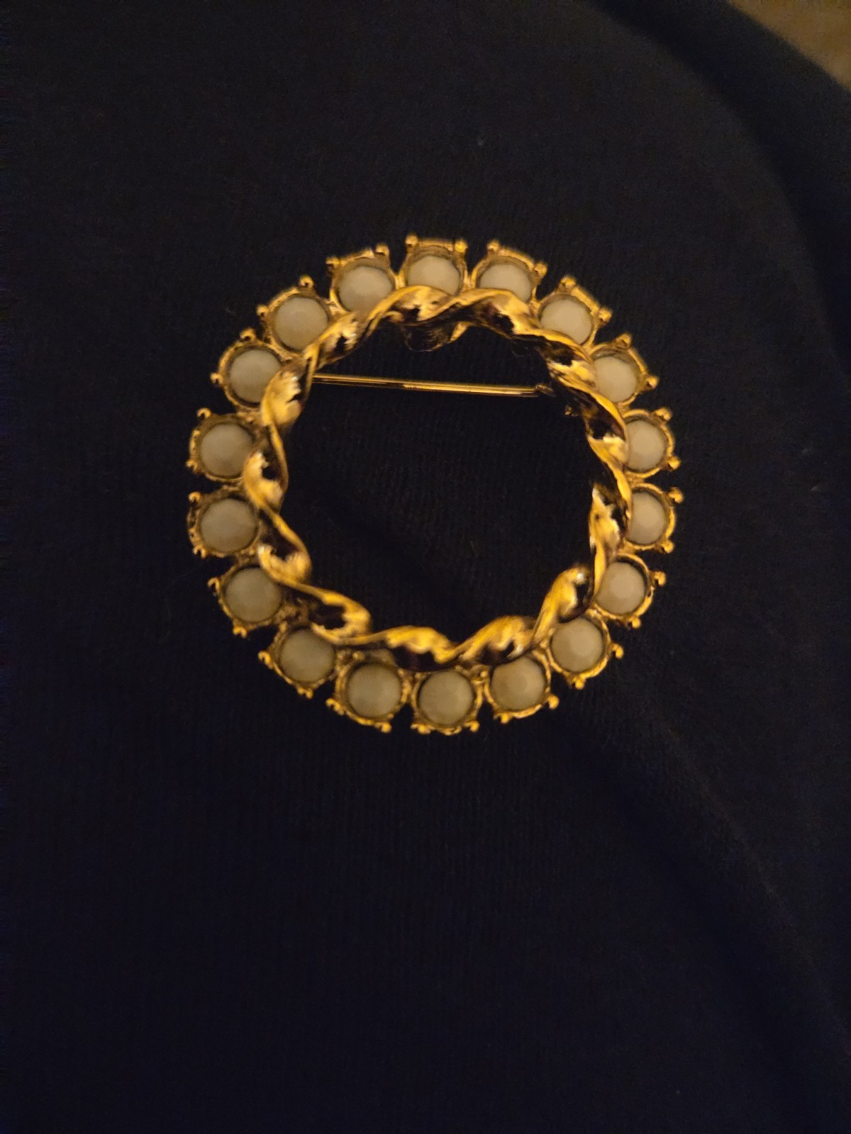 Vintage Signed Gerry’s White Milk Glass Wreath Brooch Pin Gold Tone