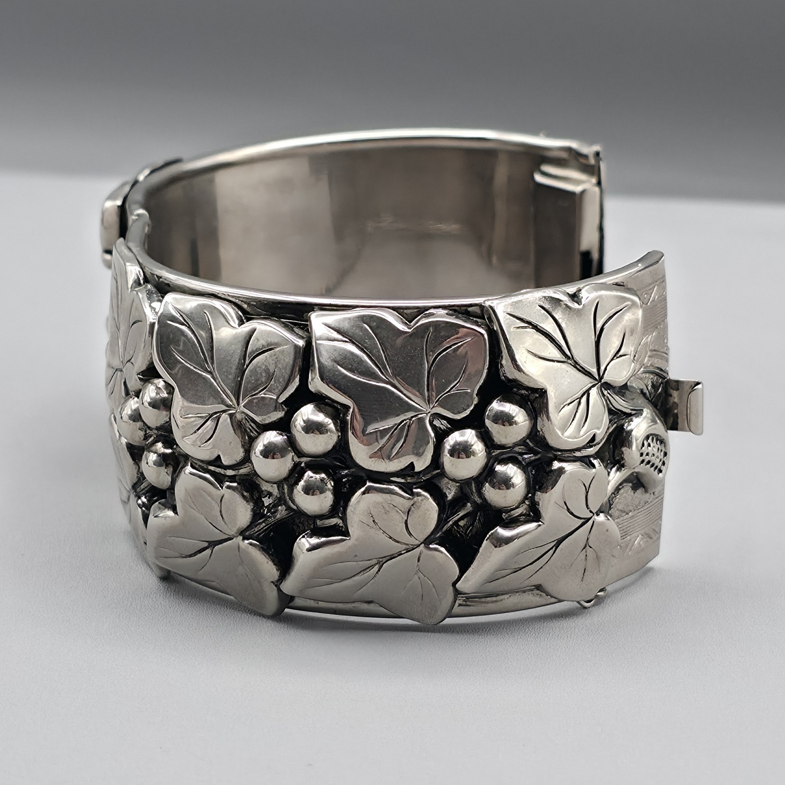 Vintage Wide Hinged Cuff Bracelet Silver Tone Grapevine Ivy Leaf Safety Chain…