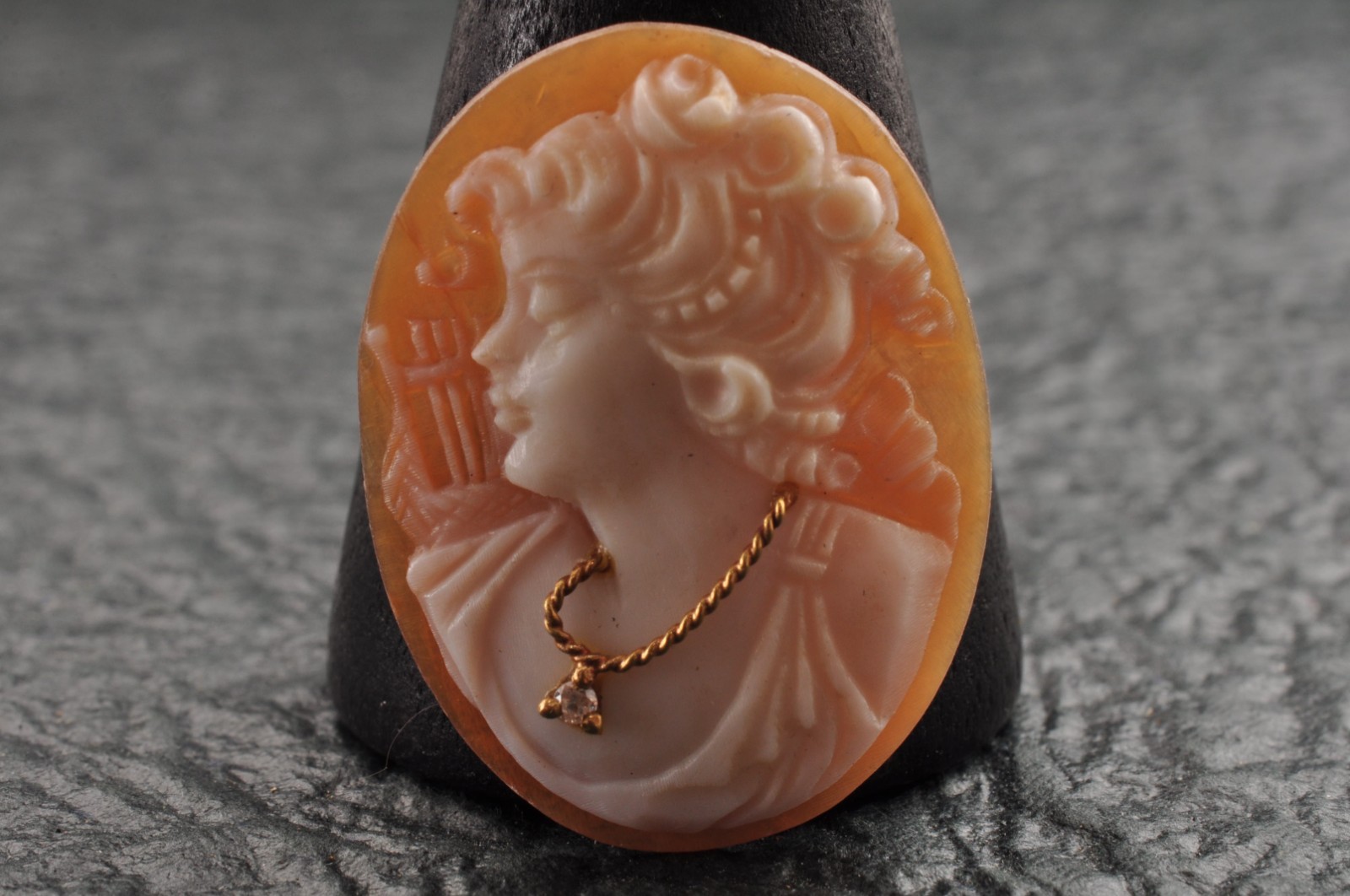 8 items , vintage shell cameo White and brown color (Total 157.5ct) with case.