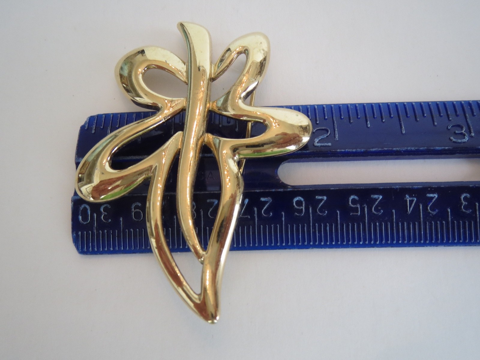 Signed NAPIER Yellow Gold Tone Swirl BROOCH Lapel PIN 2& 3/8″ Long by 1.75″ Wide