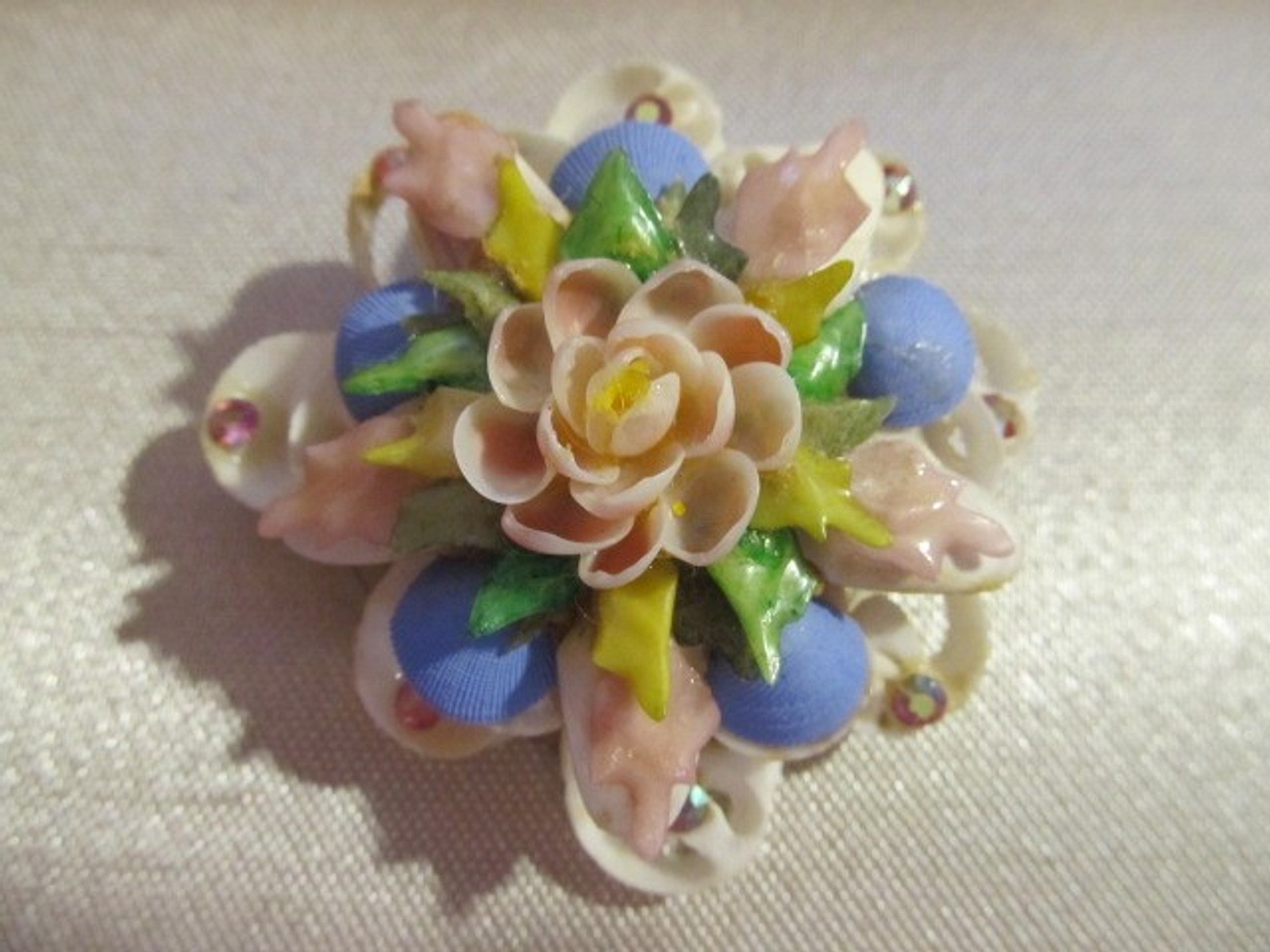 Vintage Folk Art 50s Beach Sea Shell Souvenir Big FLOWER Pin Brooch 2″+ Boxed