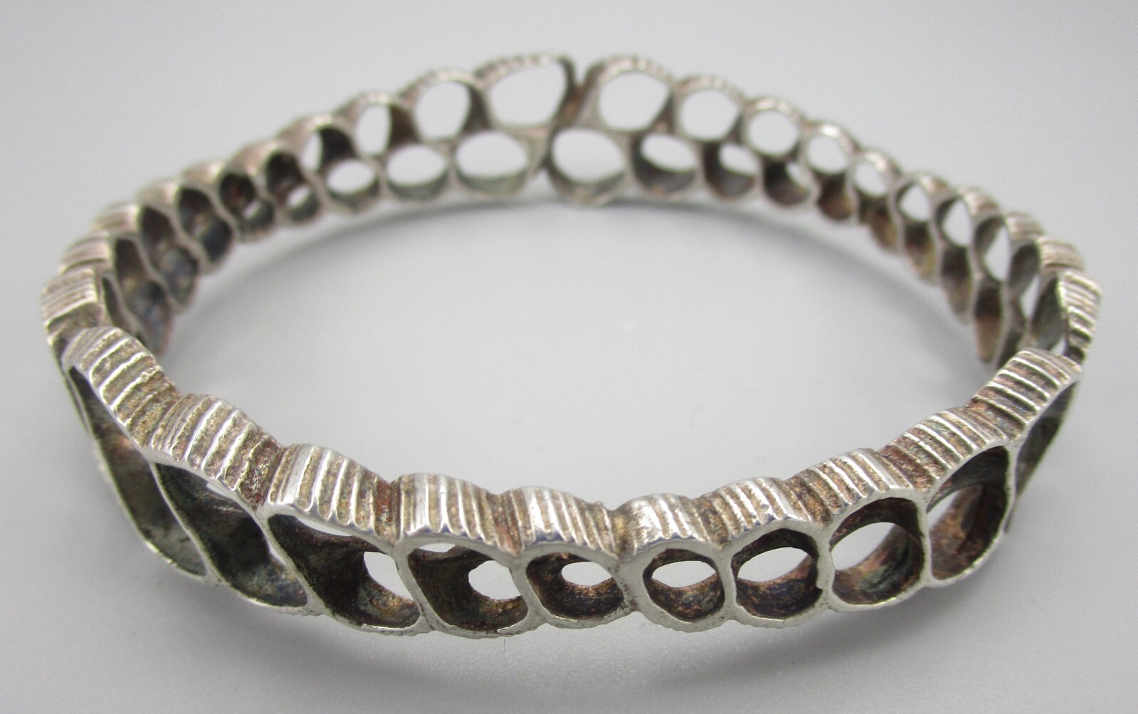 UNUSUAL ARTISAN STERLING SILVER TURRITELLA SEASHELL BANGLE BRACELET