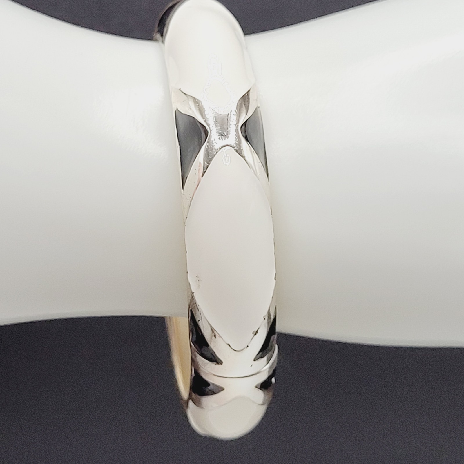 Black White Geometric Abstract Enamel Print Silver Tone Hinged Bangle Bracelet