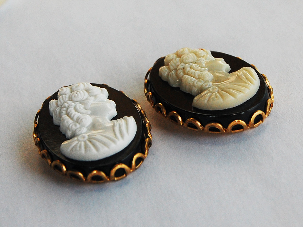 VINTAGE PLASTIC faux CAMEO OVAL BUTTON • 25x18mm • Black/ White, Black/ Tan