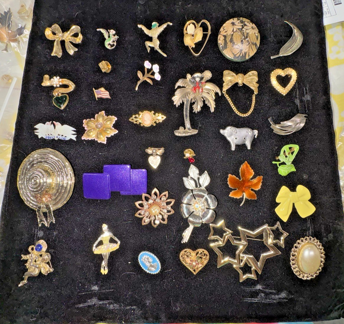 Lot Of 33 Vintage Costume Broaches Brooches Pins Estate Sale Finds Jewelry