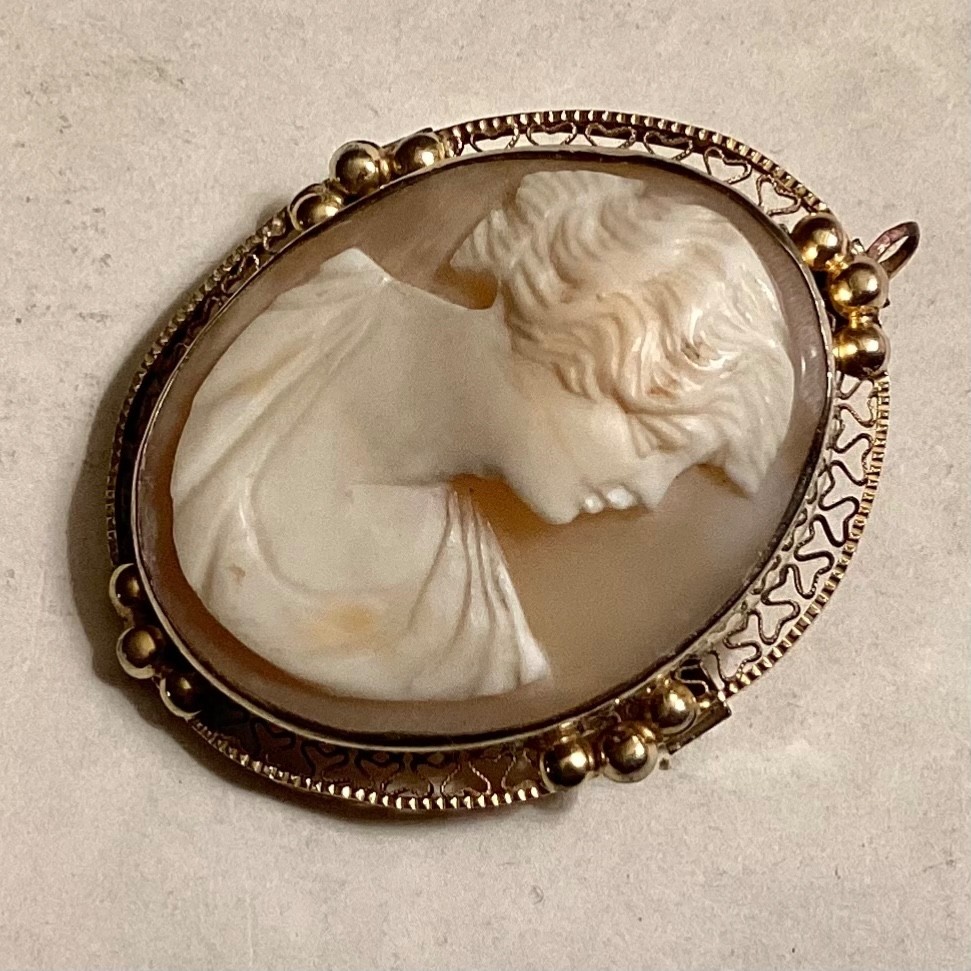 ANTIQUE CARVED SHELL CAMEO PENDANT / BROOCH – GOLD / SILVER