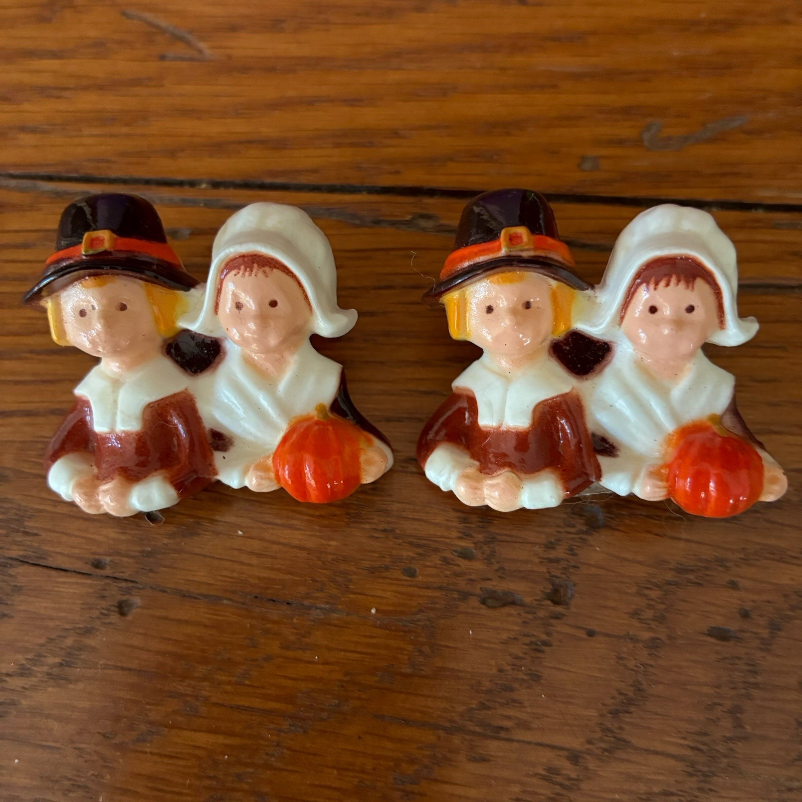 Vtg Hallmark Pilgrim Boy Girl Pin Brooch Set Of 2 Thanksgiving Plastic Painted