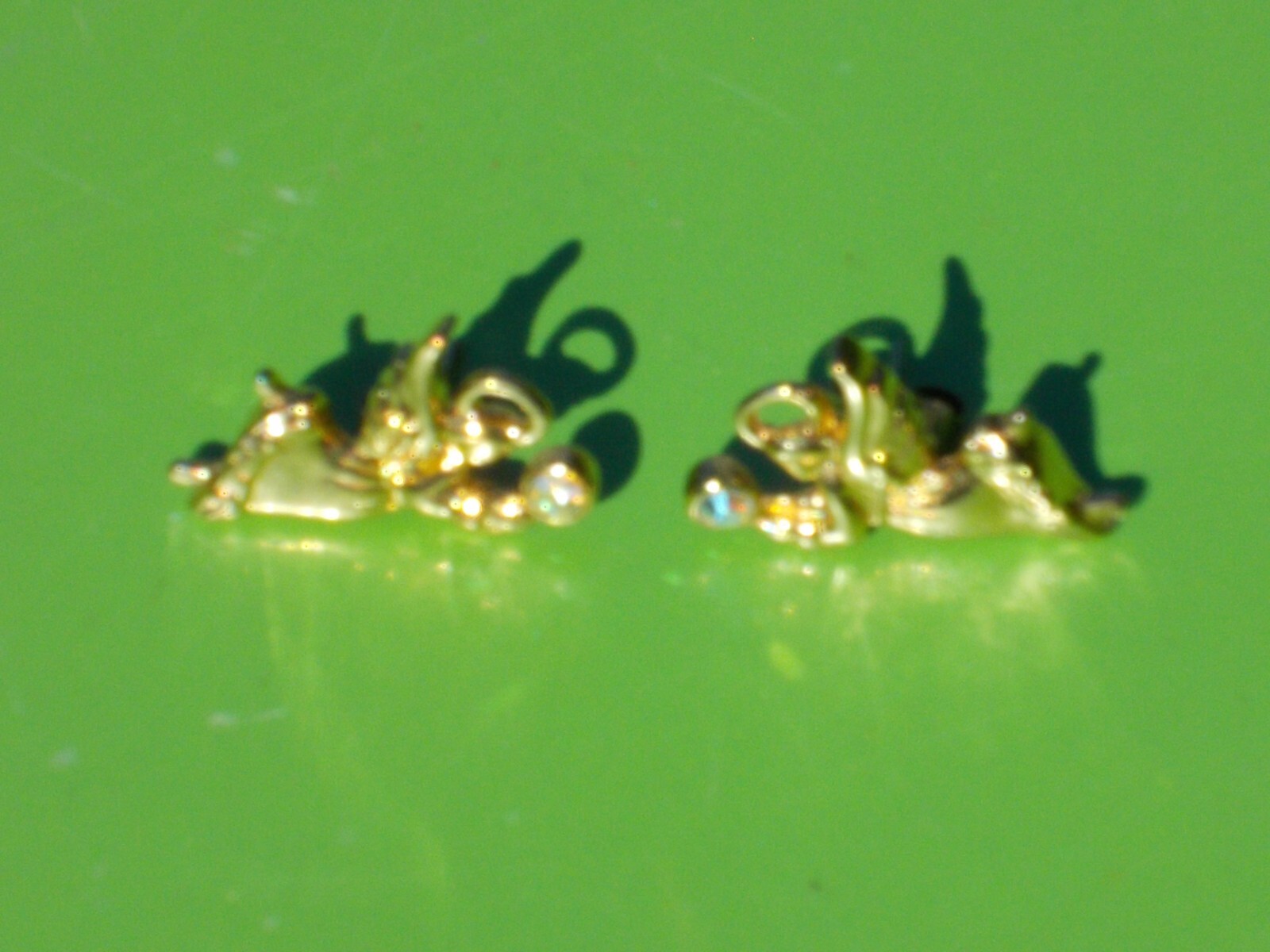 AVON VINTAGE ANGELS FLYING EARRINGS GOLD TONE FACETED CRYSTAL .75″ HOLIDAYS STUD