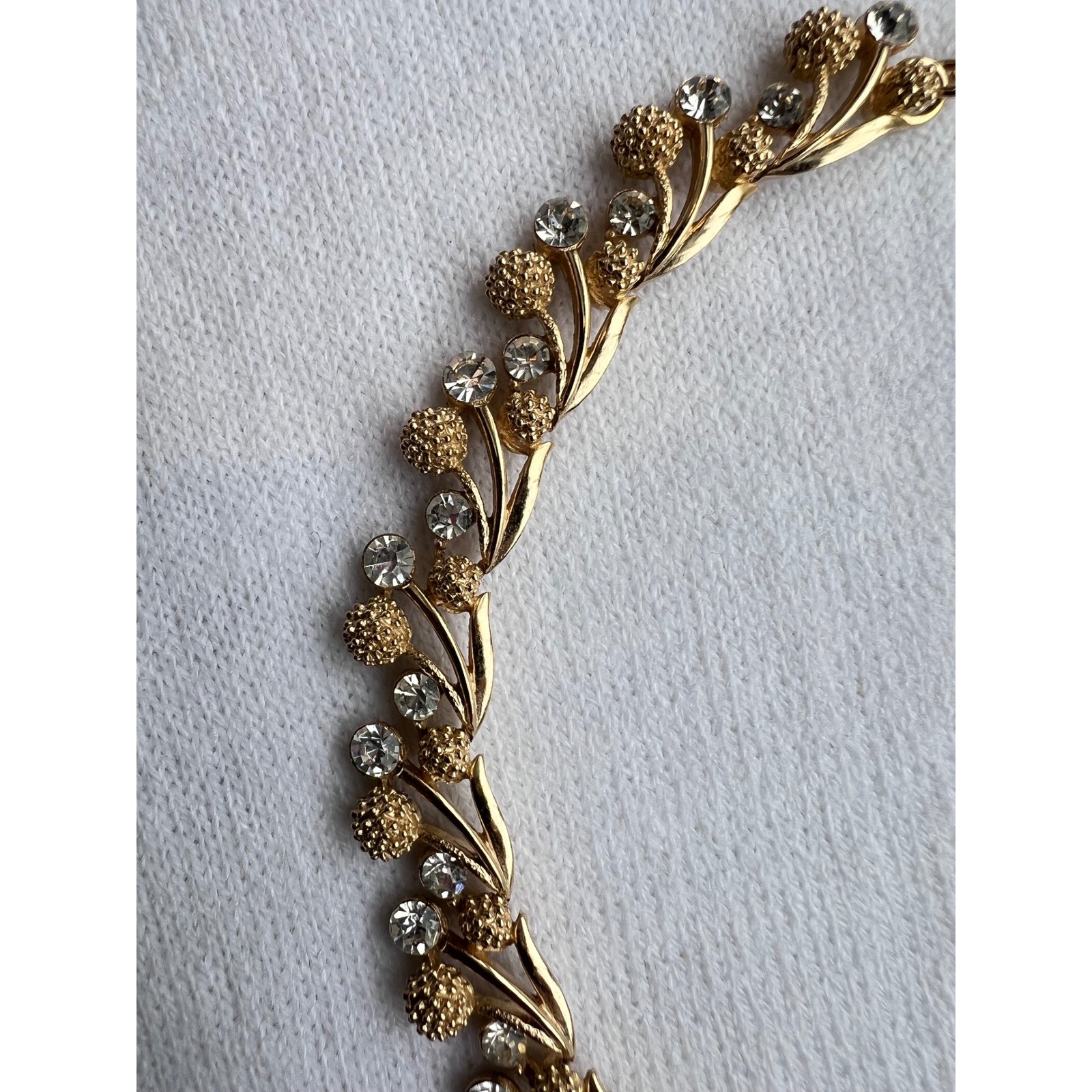 VTG Crown TRIFARI Textured Gold Leaf/Clear Rhinestone Berry Leaf Choker Necklace
