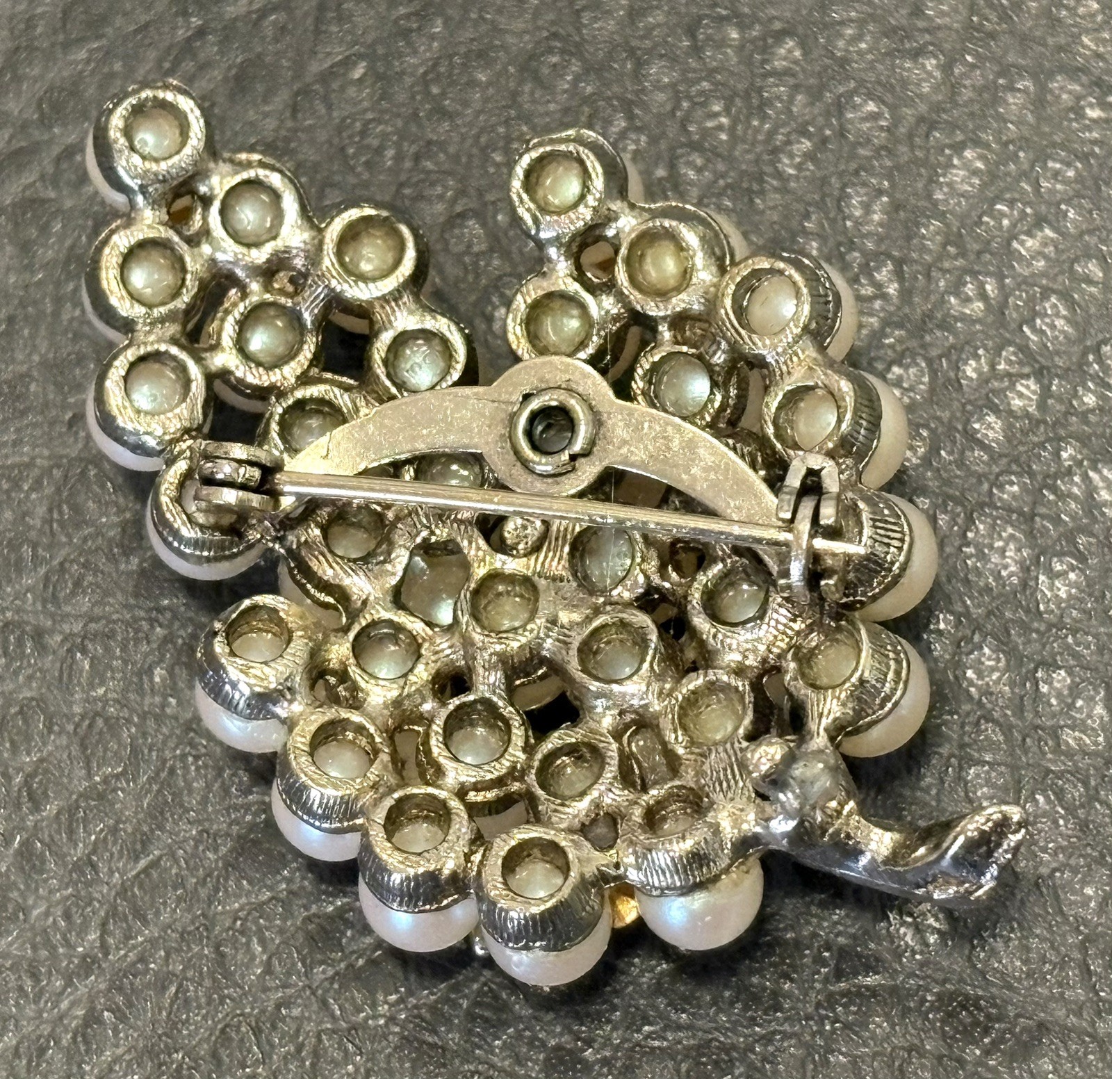 Vintage Silver Tone FAUX PEARL CRYSTAL RHINESTONE Leaf Shape BROOCH