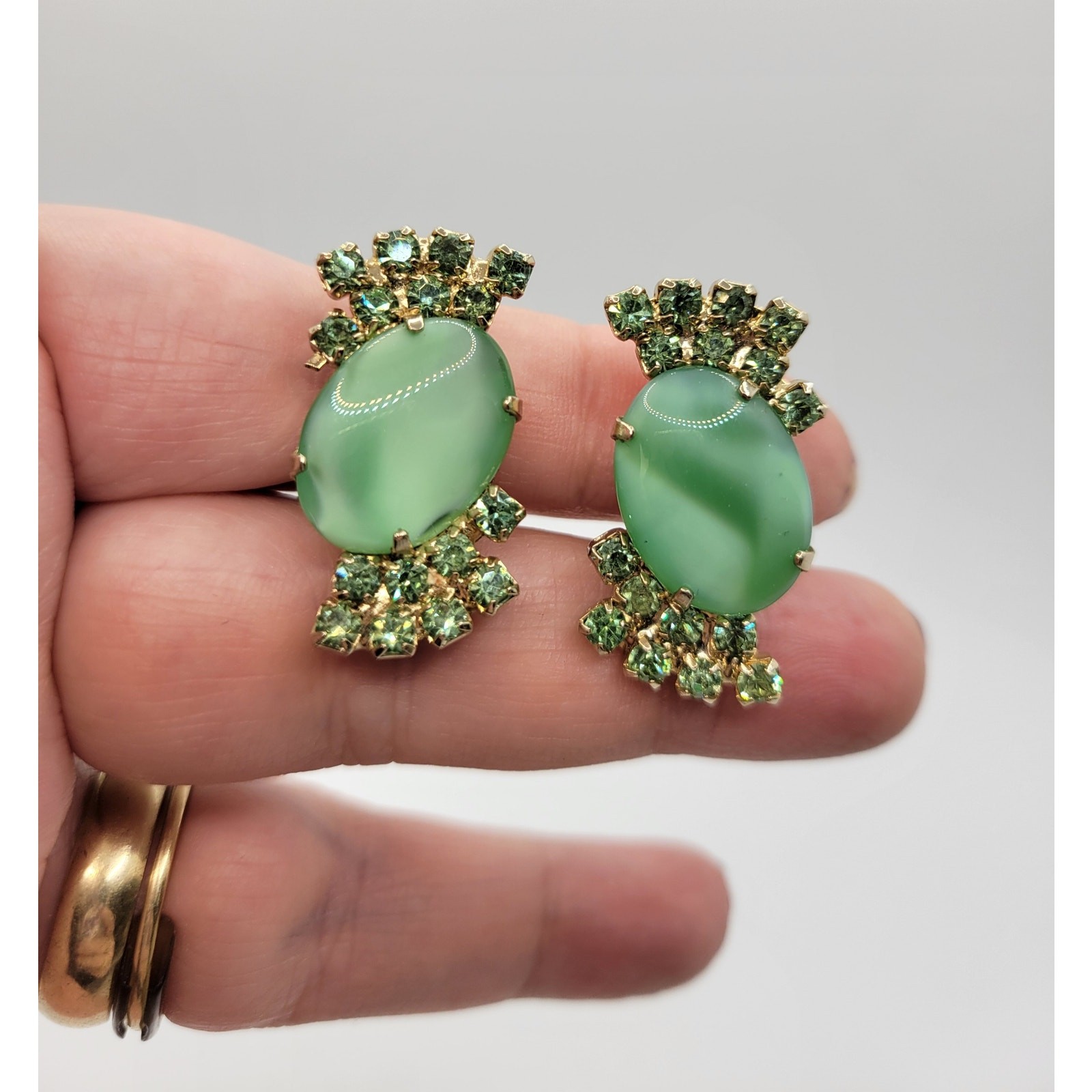 Light Green Glass Rhinestone Clip On Earrings Goldtone Prong Set Stones Gorgeous
