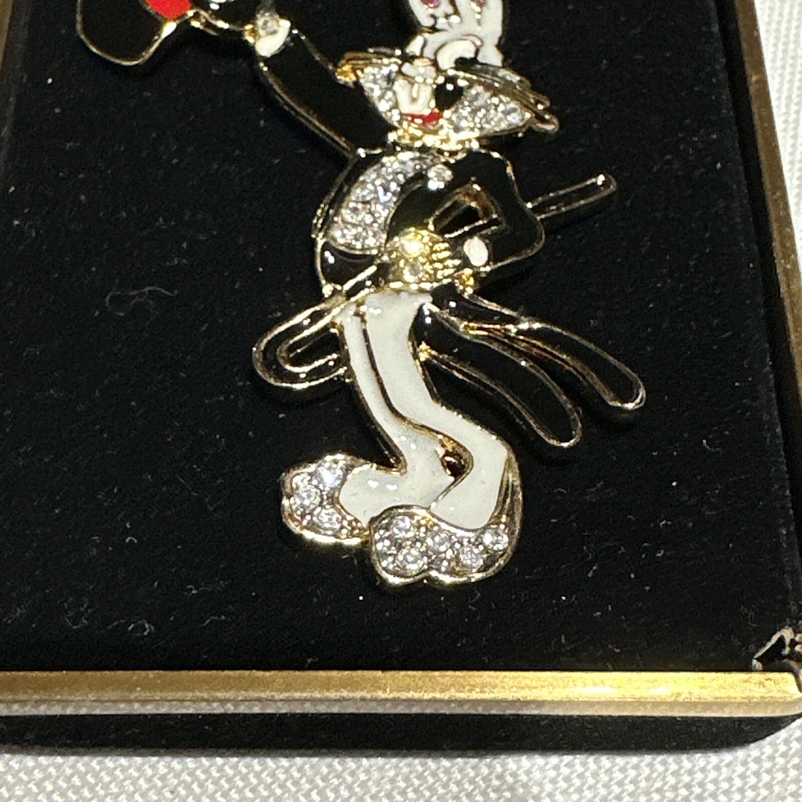 WARNERBROS ‘89 Pin Bugs Bunny Magician Rhinestones (none missing, all original)