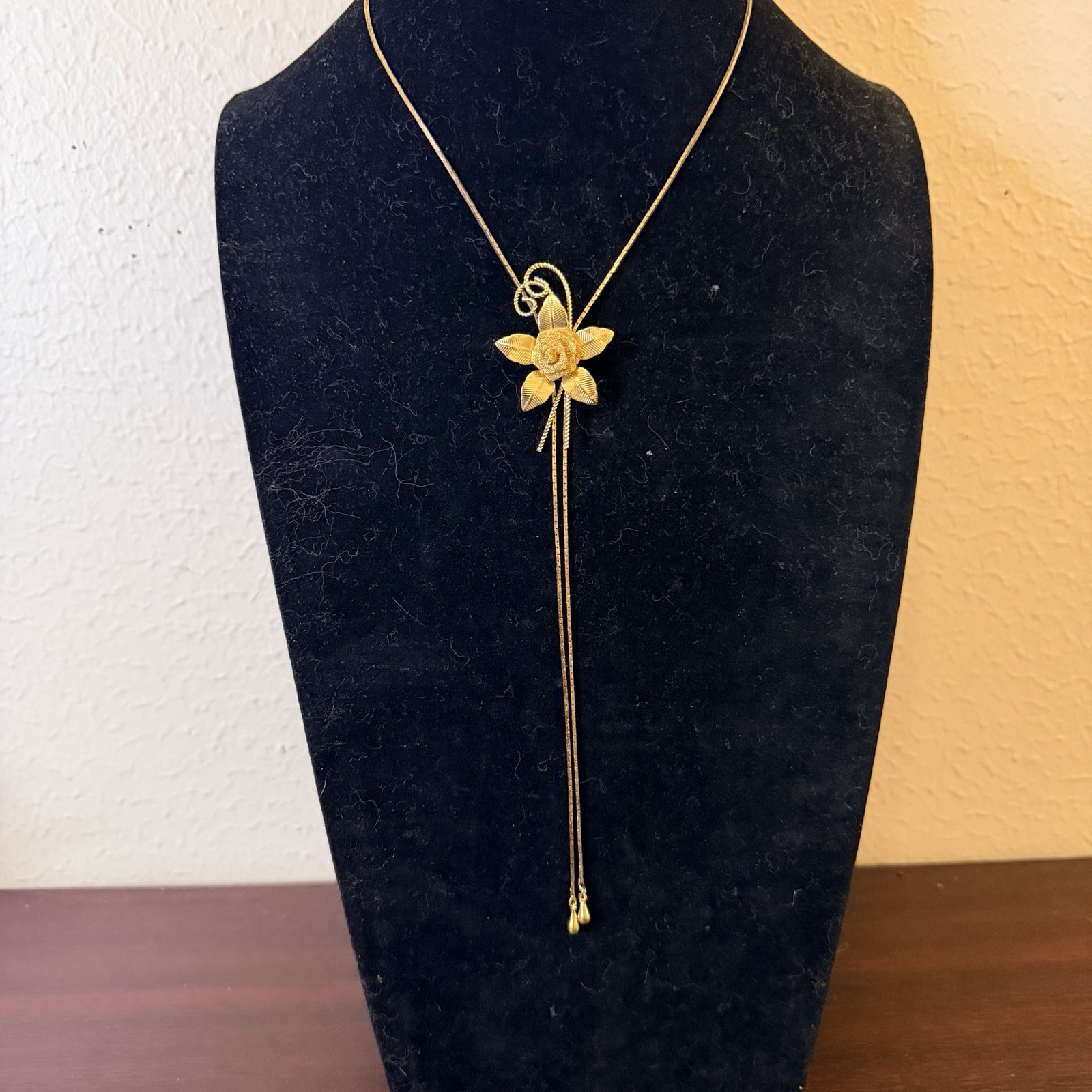 Stunning Gold Tone Bolo Lariat Style Necklace W/ Gold Roses & Mesh In EUC