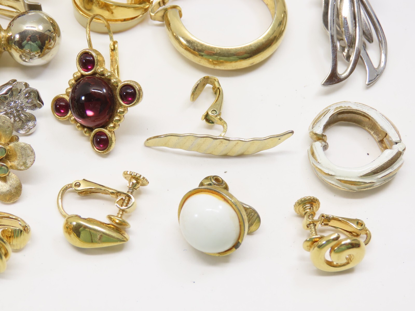 Single Earrings Lot ALL SIGNED 14 Crown Trifari Richelieu Monet + VTG 50+ D2216