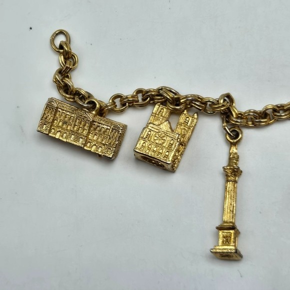 70’s United Kingdom Charm Bracelet Gold Tone Metal Souvenir Statement Costume Fa