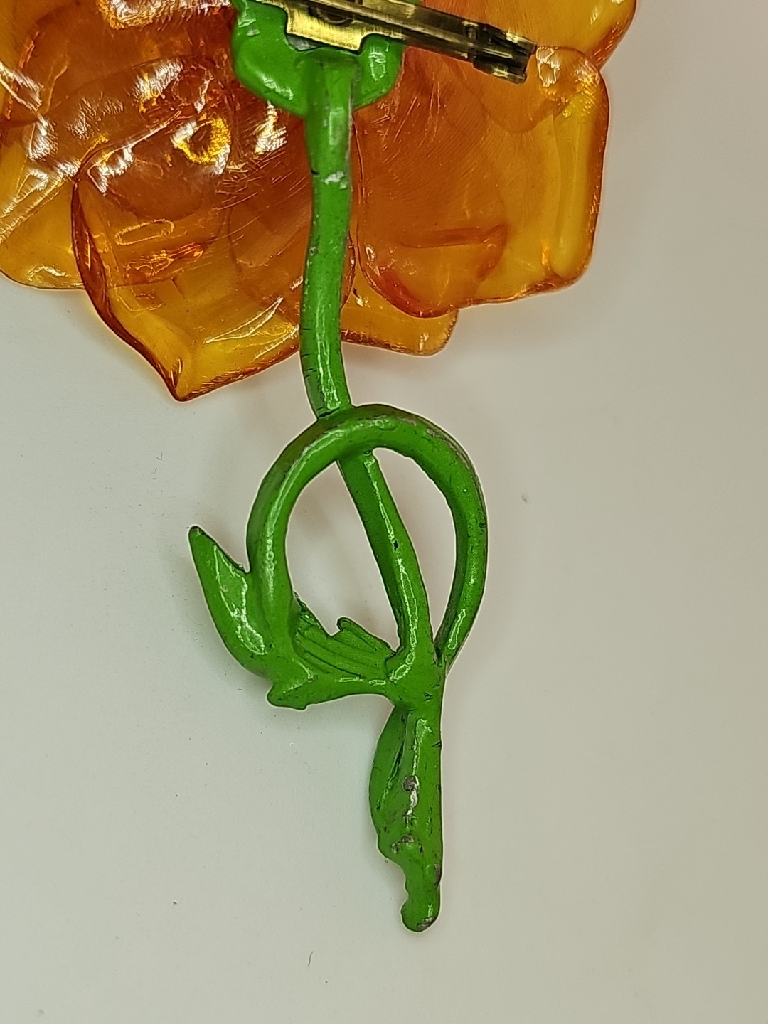 VTG CURLY AMBER CELLULOSE ACETATE ROSE FLOWER HI-RELIEF ENAMEL BROOCH PIN 3.5″