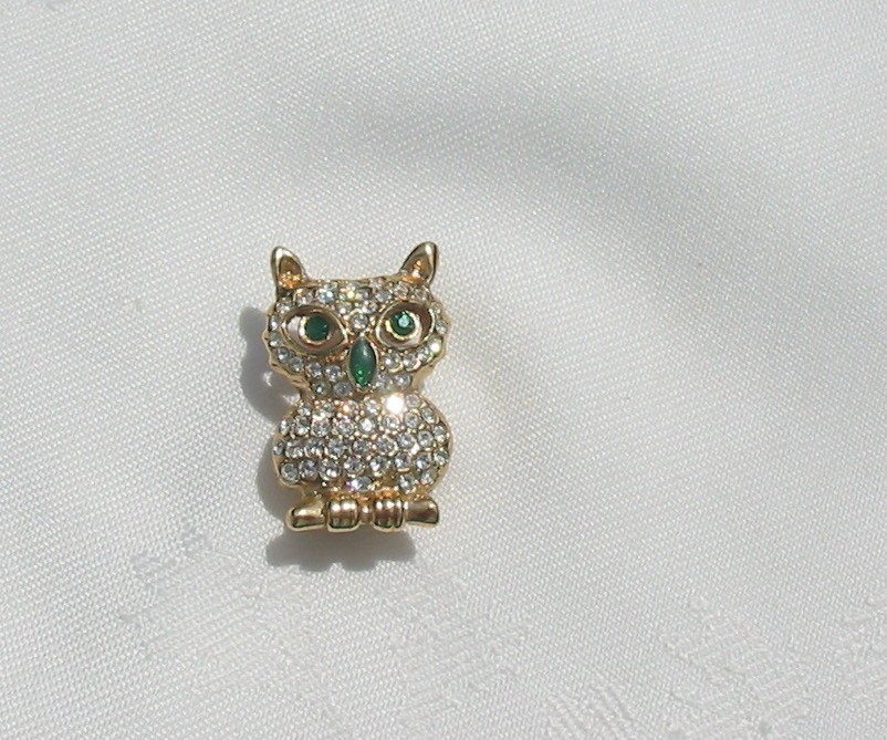 Vintage Crystal Rhinestone Owl Brooch Pin Gold Tone Metal ROMAN Emerald Eyes