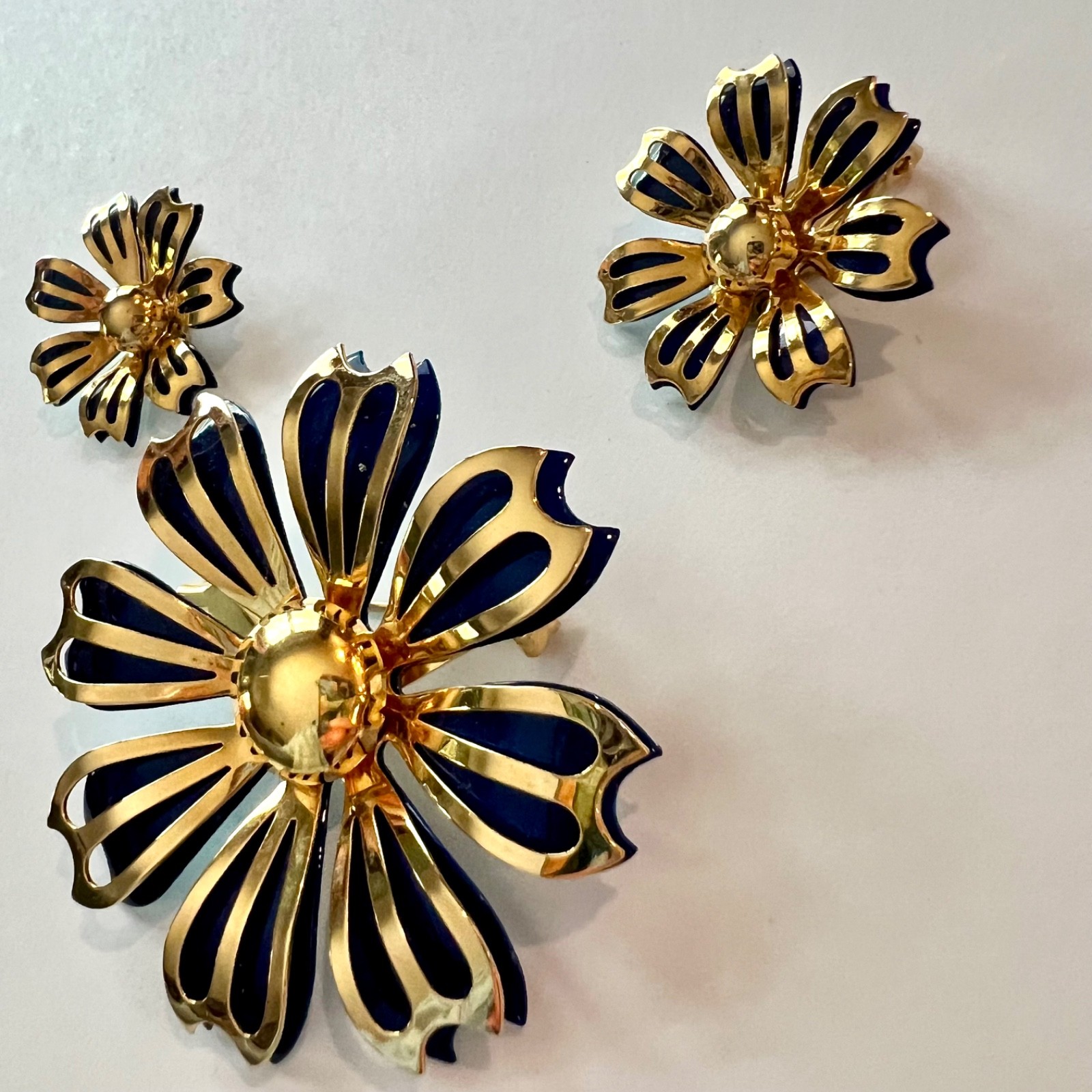 Large Vtg 1960s Gold Tone Navy Blue Enamel Flower Brooch Pin Earrings Set NICE!!