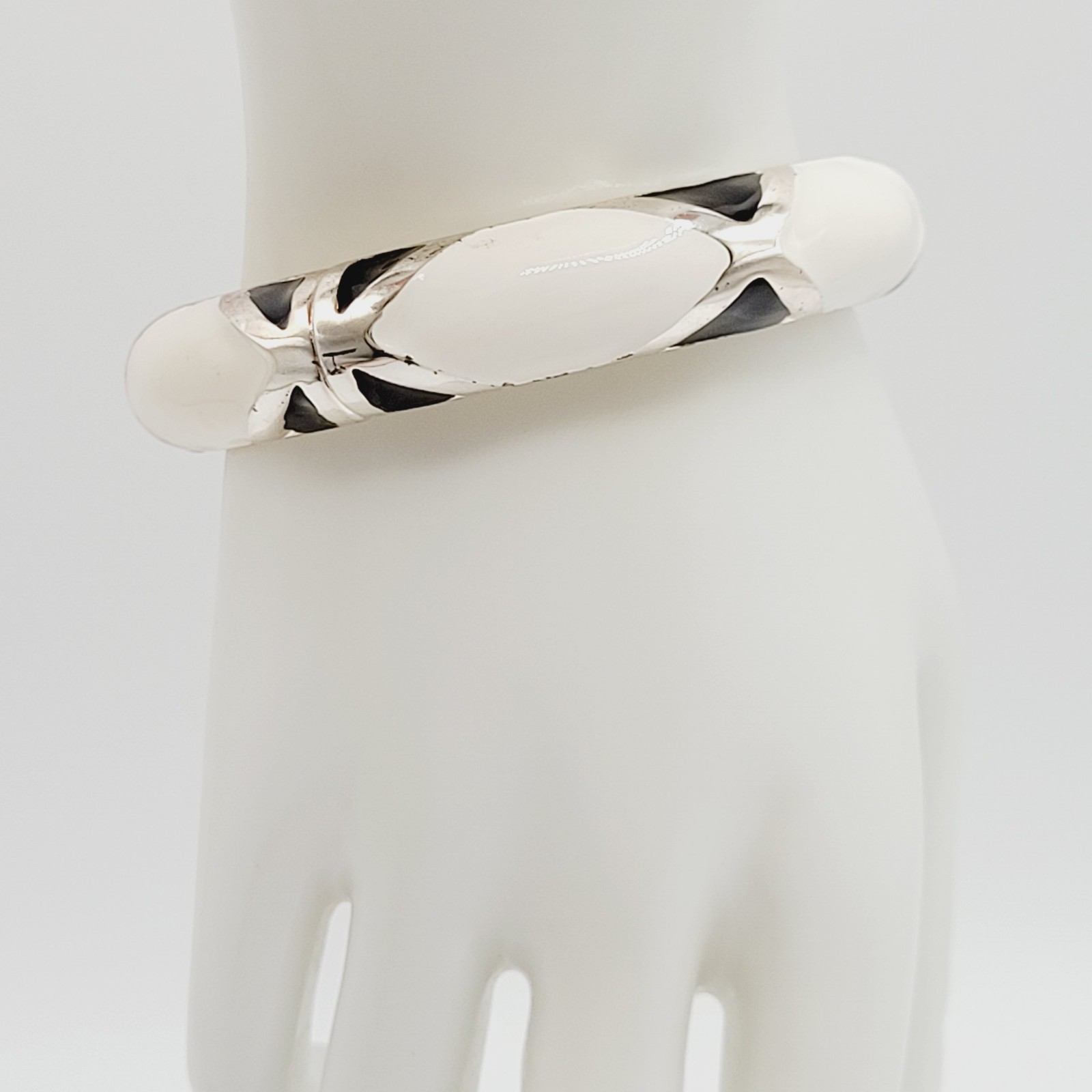 Black White Geometric Abstract Enamel Print Silver Tone Hinged Bangle Bracelet