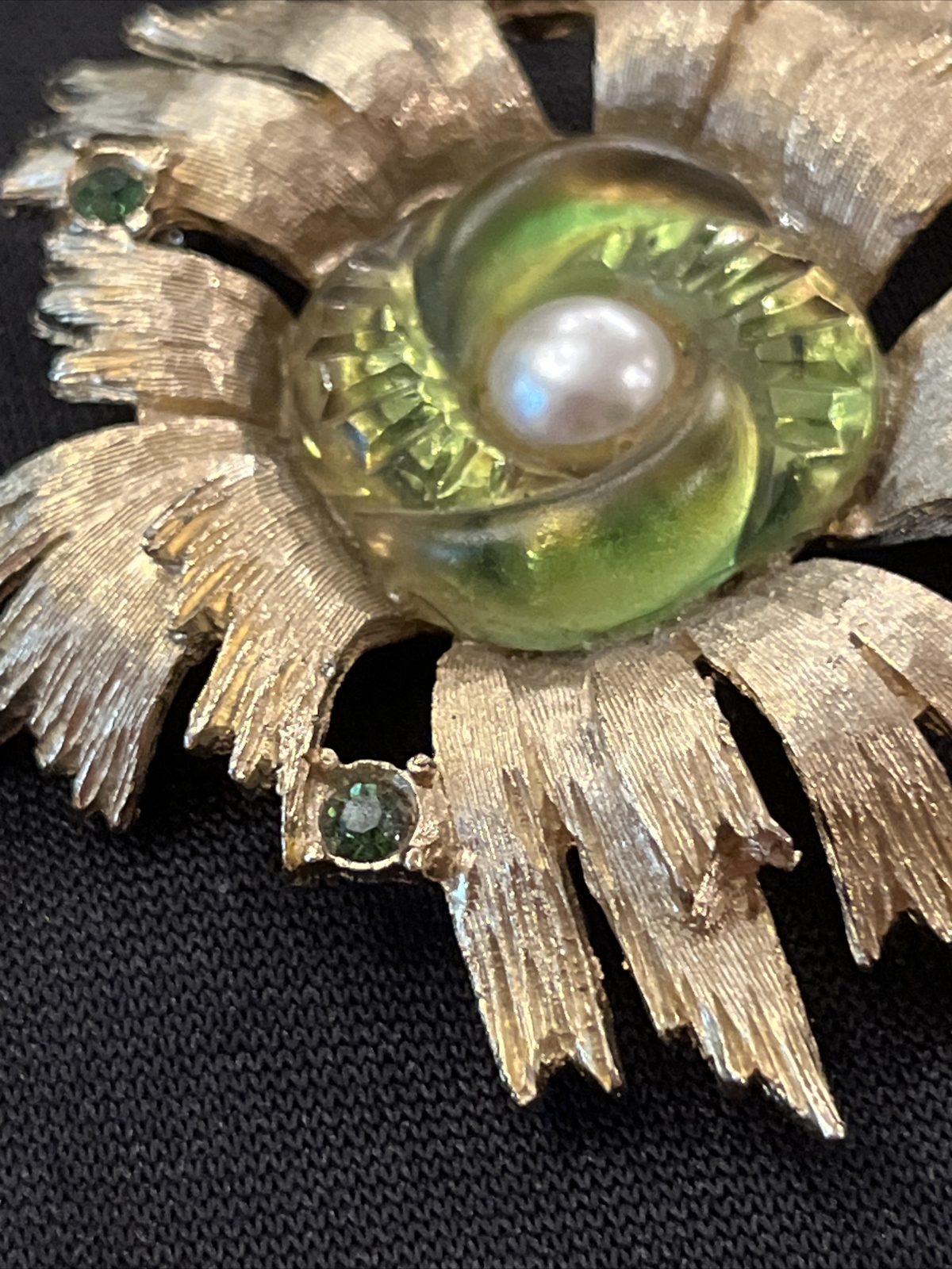 Rare Vintage EDLEE Green Art Glass Pearl Rhinestone Chunky Gold Tone Brooch 1947
