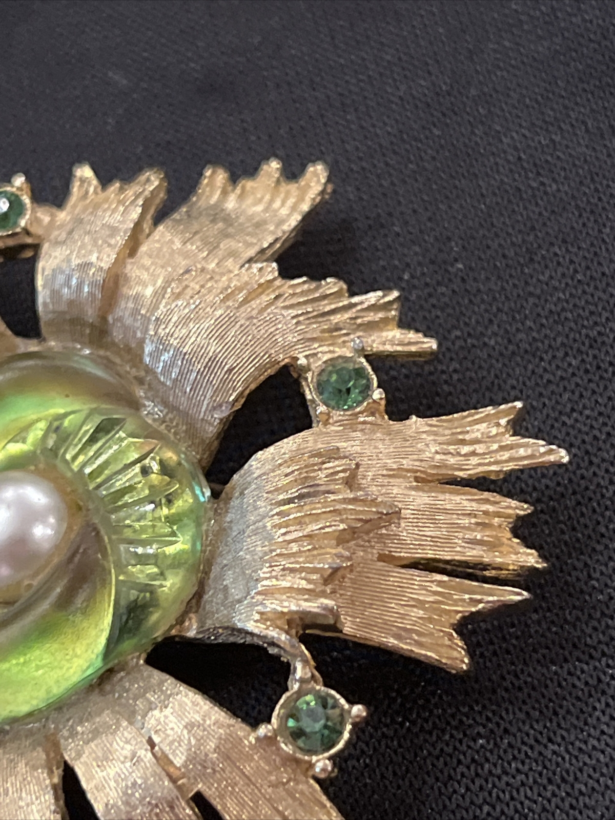 Rare Vintage EDLEE Green Art Glass Pearl Rhinestone Chunky Gold Tone Brooch 1947