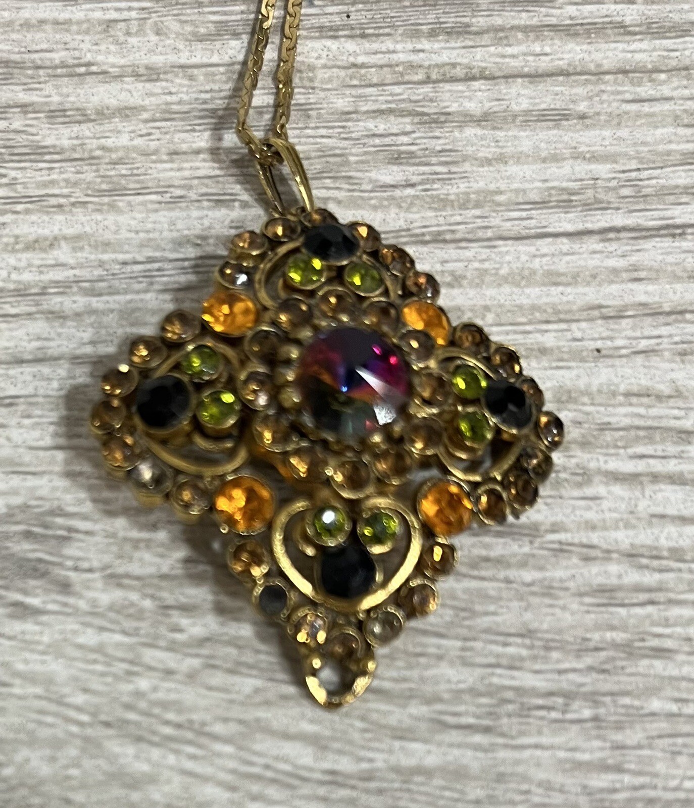 Beautiful Vintage Edlee Pendant w/ 17” Gold Necklace Chain 4A