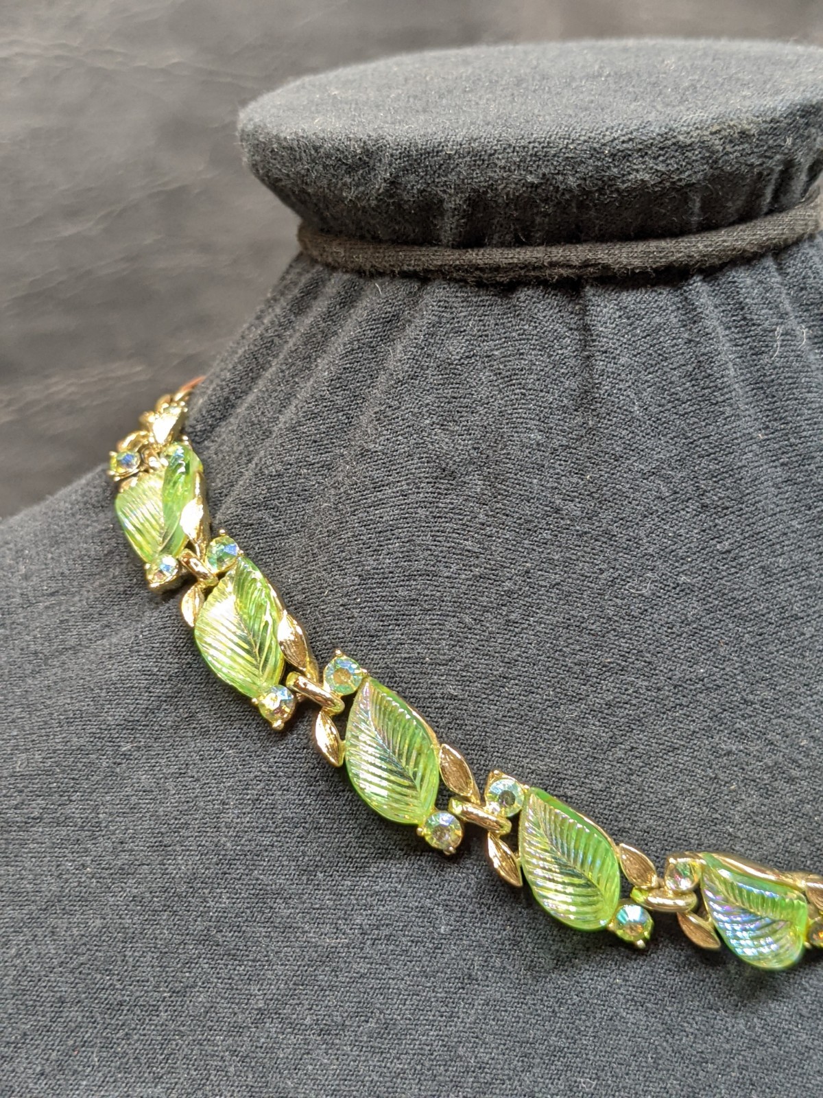 Vintage Lisner Green Necklace Iridescent Leaf Gold Tone AB Rhinestone Signed 16″