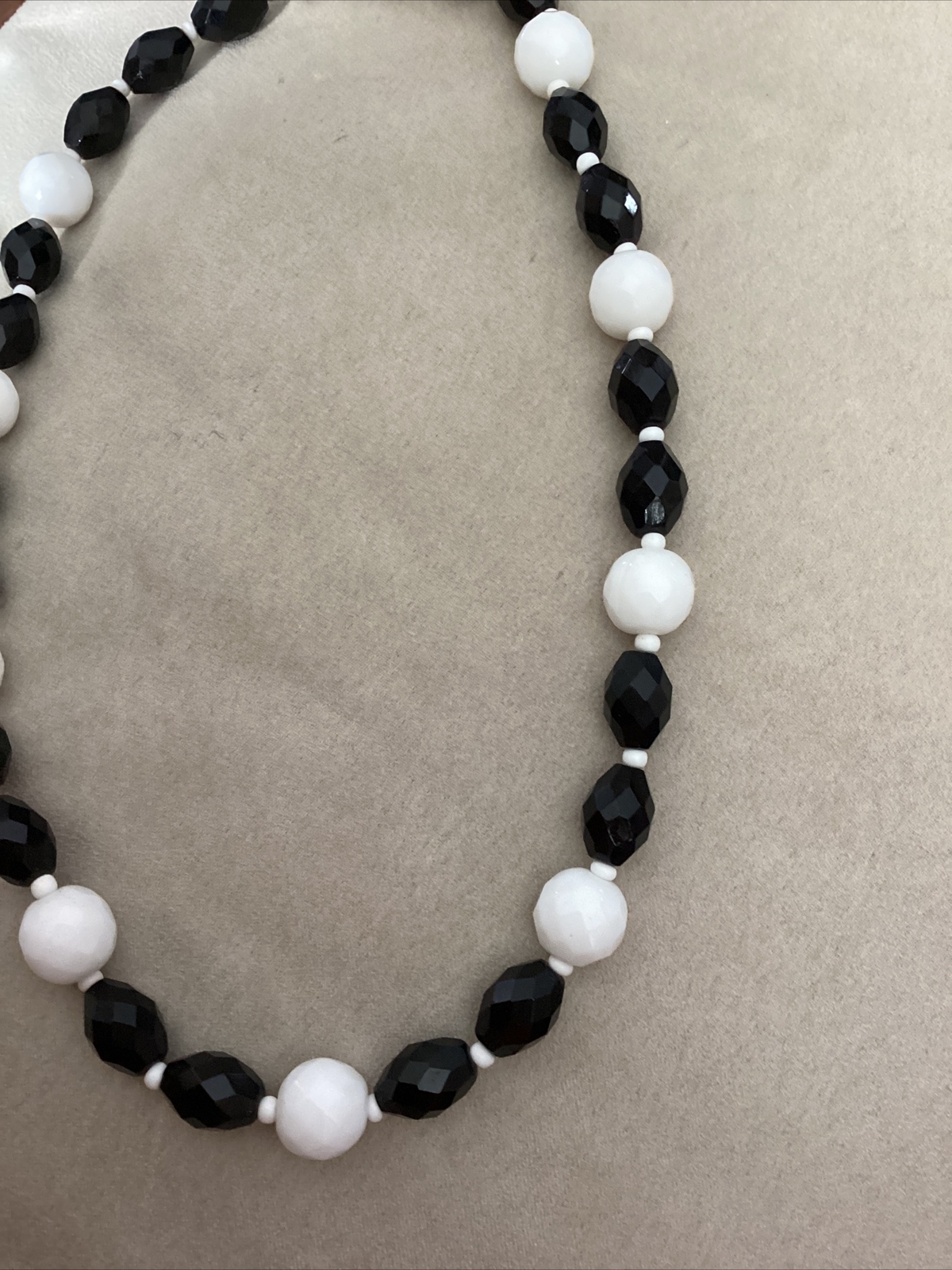 Vintage Black & White Round & Oval Glass Faceted Beaded Necklace 18”
