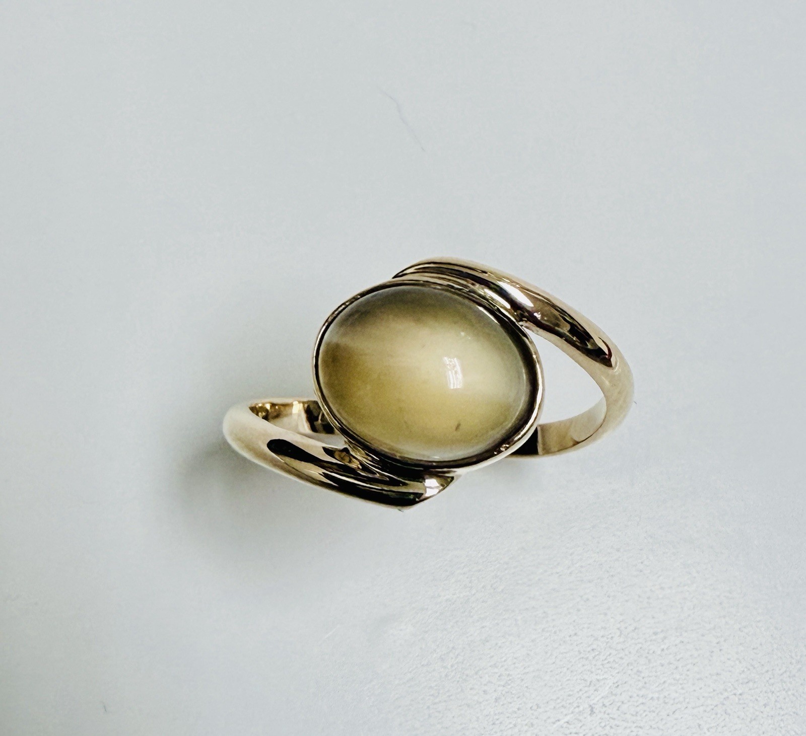 Vintage European 9K Gold Oval Cboachon Moonstone Cat’s Eye Woman’s Ring Size 7.5