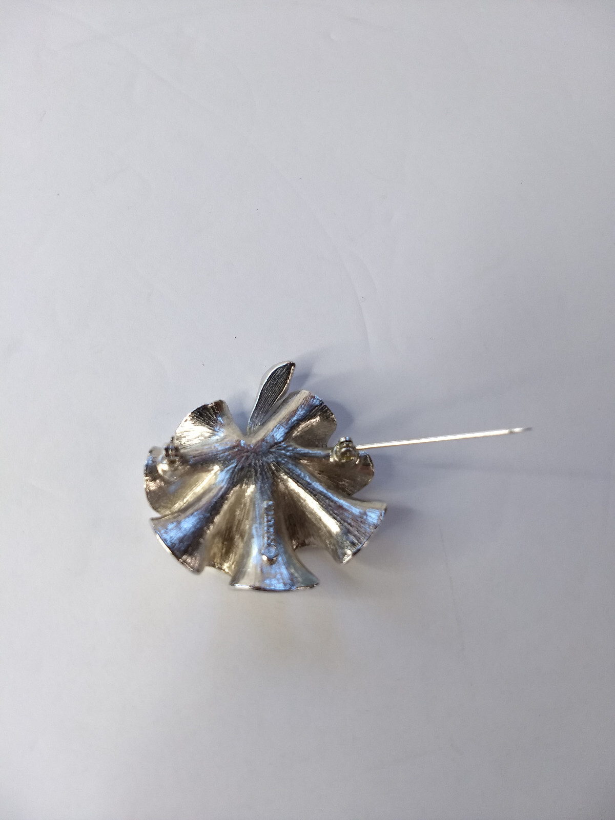 Sarah Coventry Silver Tone Rolling Leaf Pin Brooch Vintage Glam Nature