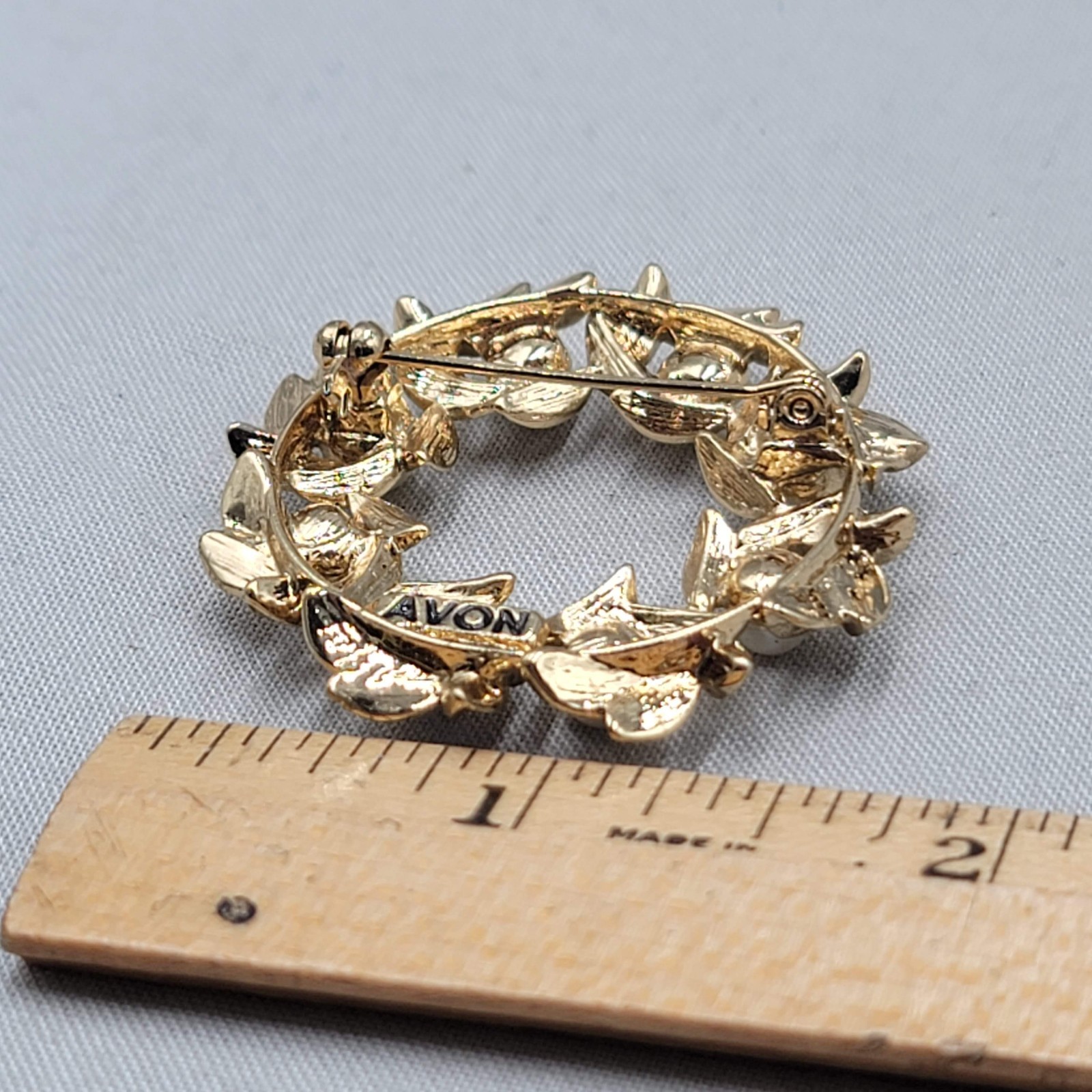 Vintage Avon Faux Pearl Wreath Brooch Gold tone 1 5/8″