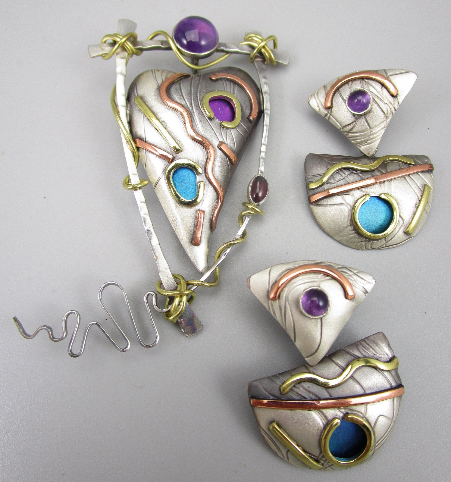 UNUSUAL SUSAN MARIA BUCKLEY STERLING AMETHYST MODERNIST BROOCH & EARRINGS SET 